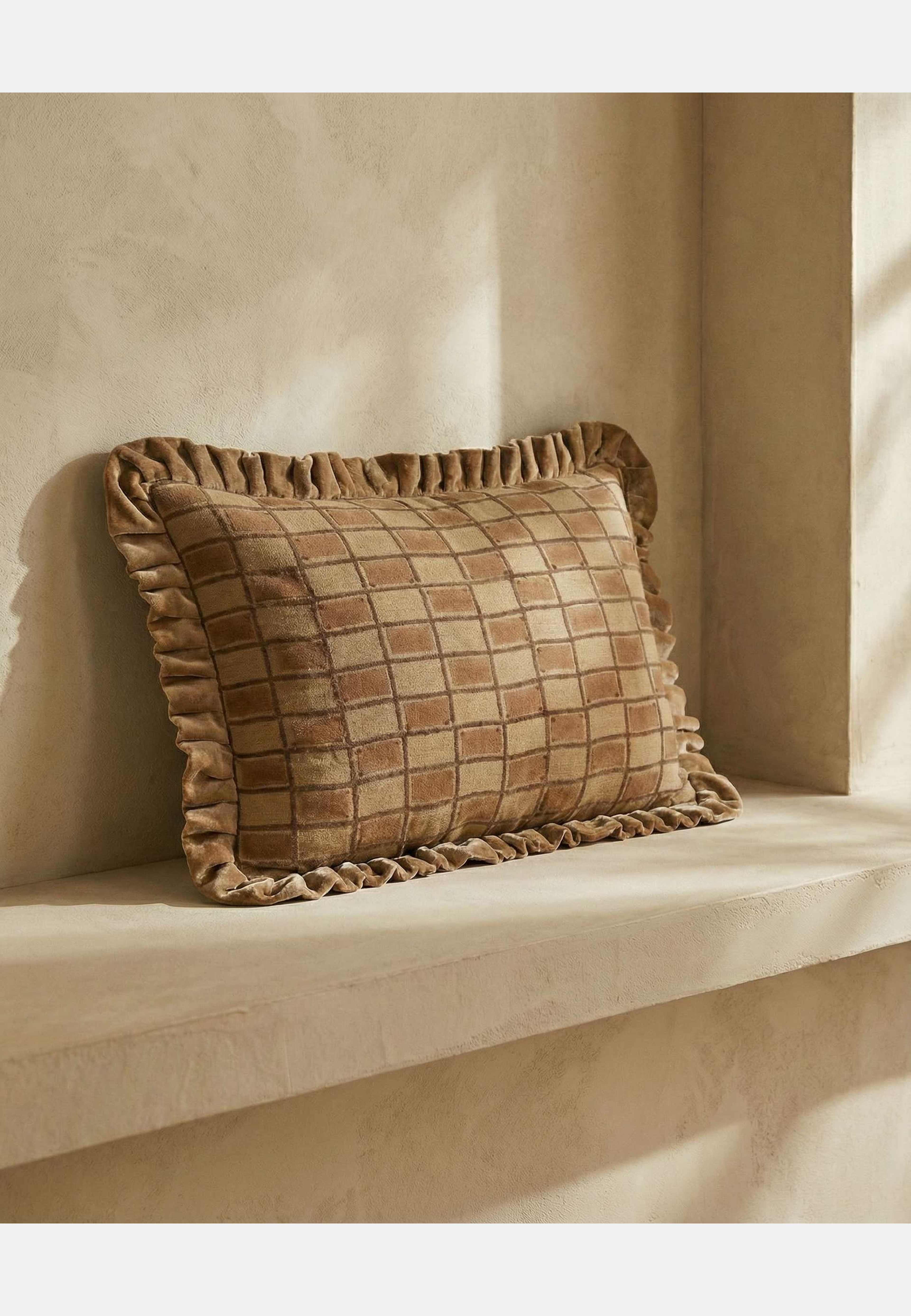 Kuddfodral Block, från Classic Collection, i färgen amber. Klicka för att öppna bilden i stort format