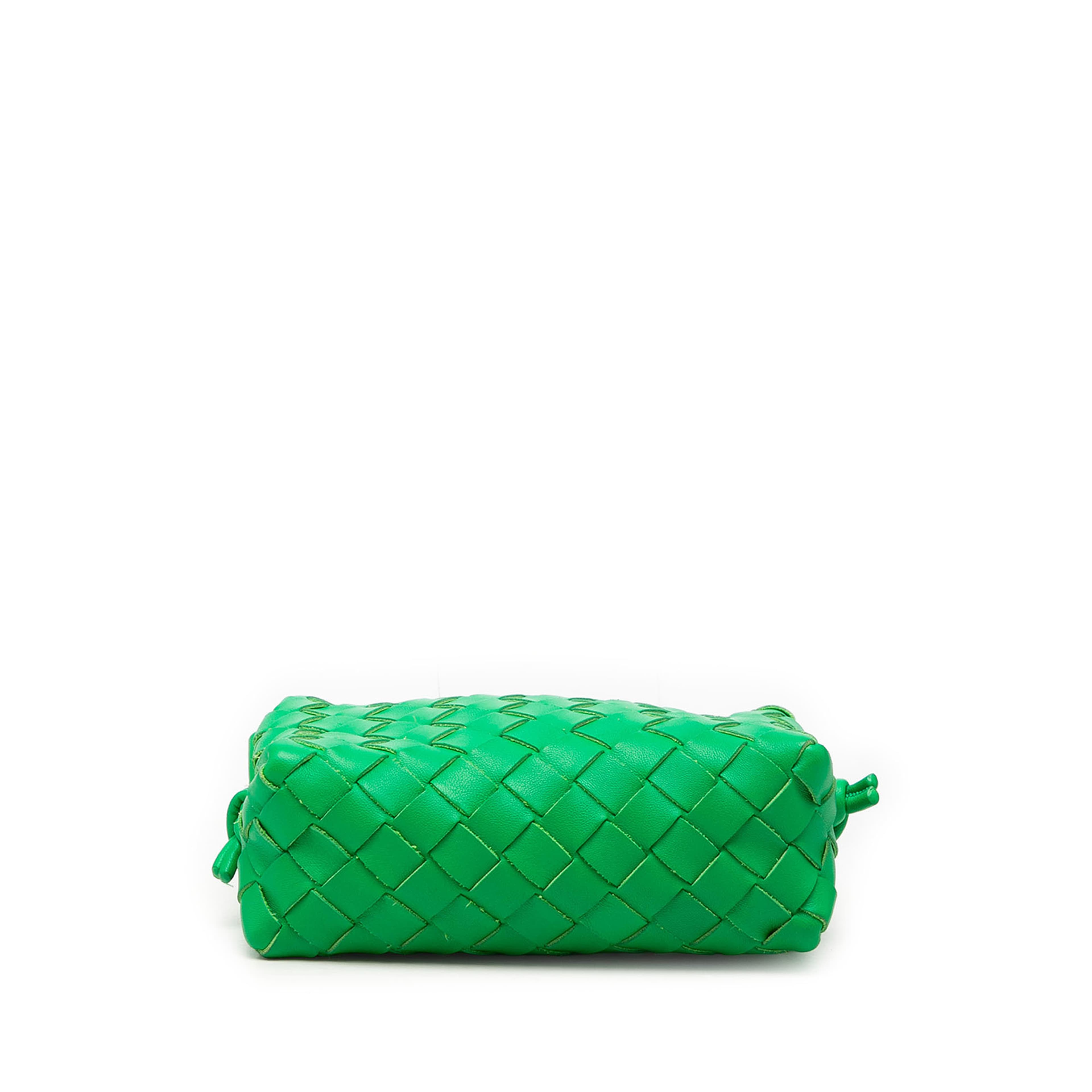 Bottega Veneta Mini Lambskin Intrecciato Loop Camera Bag, från Luxclusif, i färgen grön. Klicka för att öppna bilden i stort format