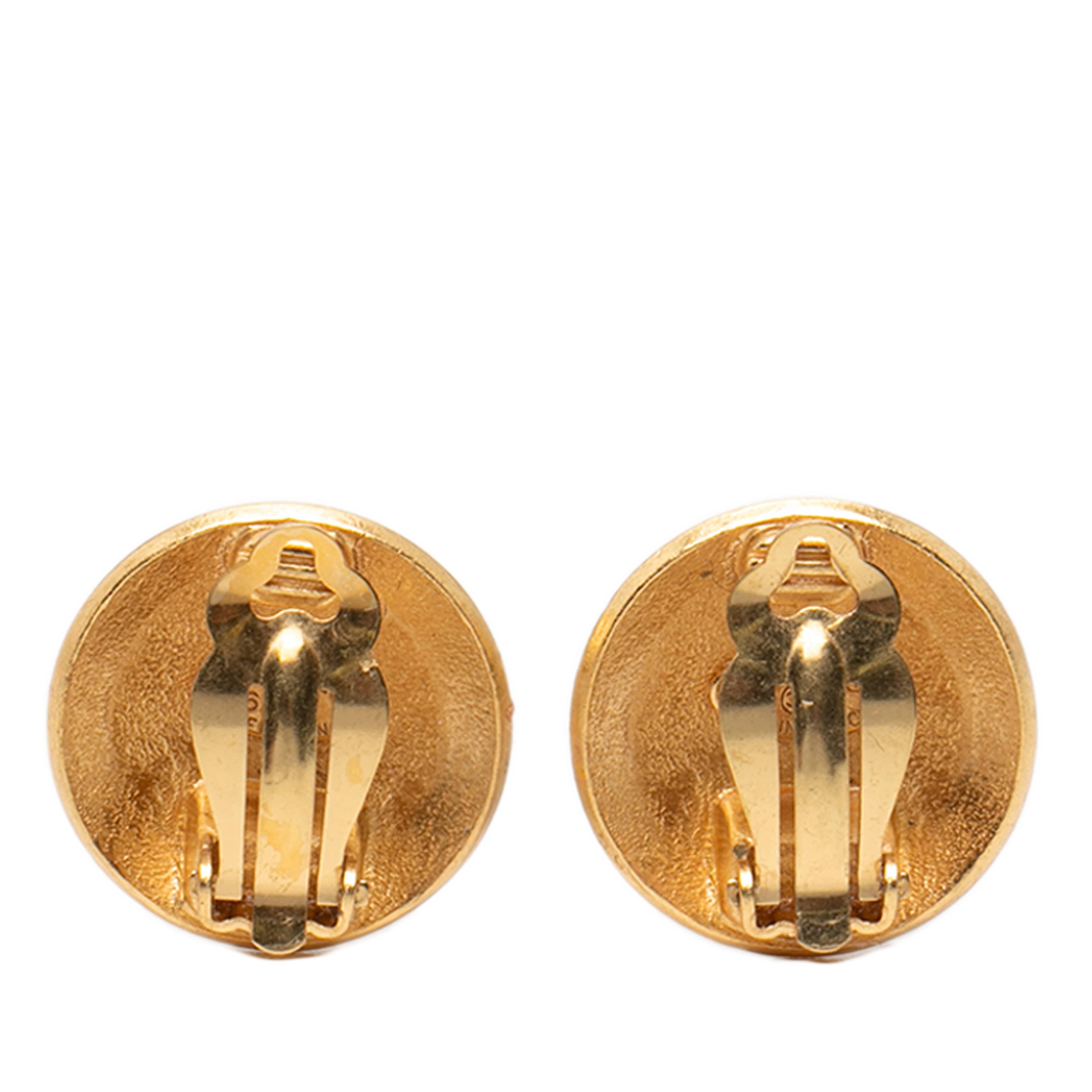 Chanel Cc Gold Plated Round Clip On Earrings, från Luxclusif, i färgen gold. Klicka för att öppna bilden i stort format