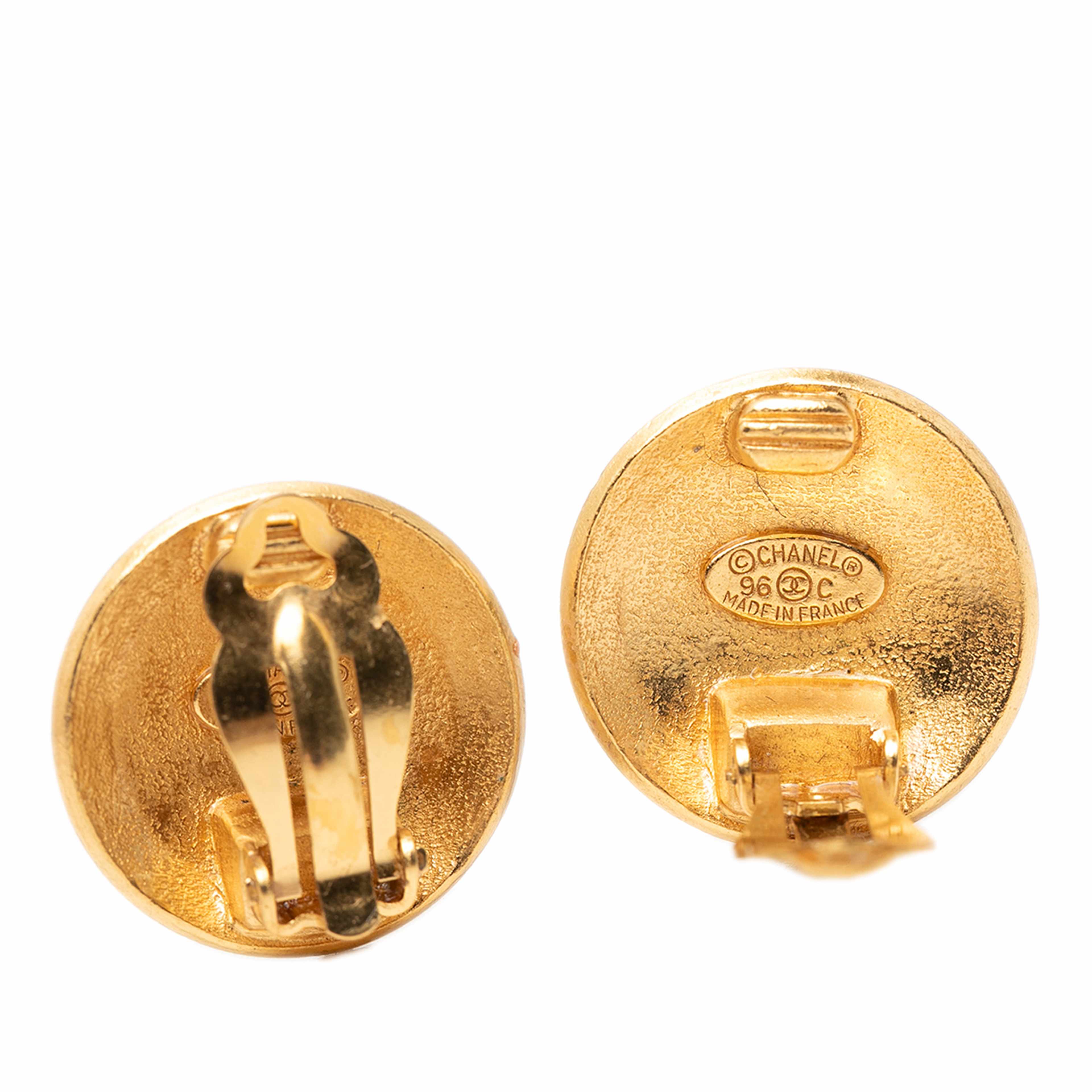 Chanel Cc Gold Plated Round Clip On Earrings, från Luxclusif, i färgen gold. Klicka för att öppna bilden i stort format