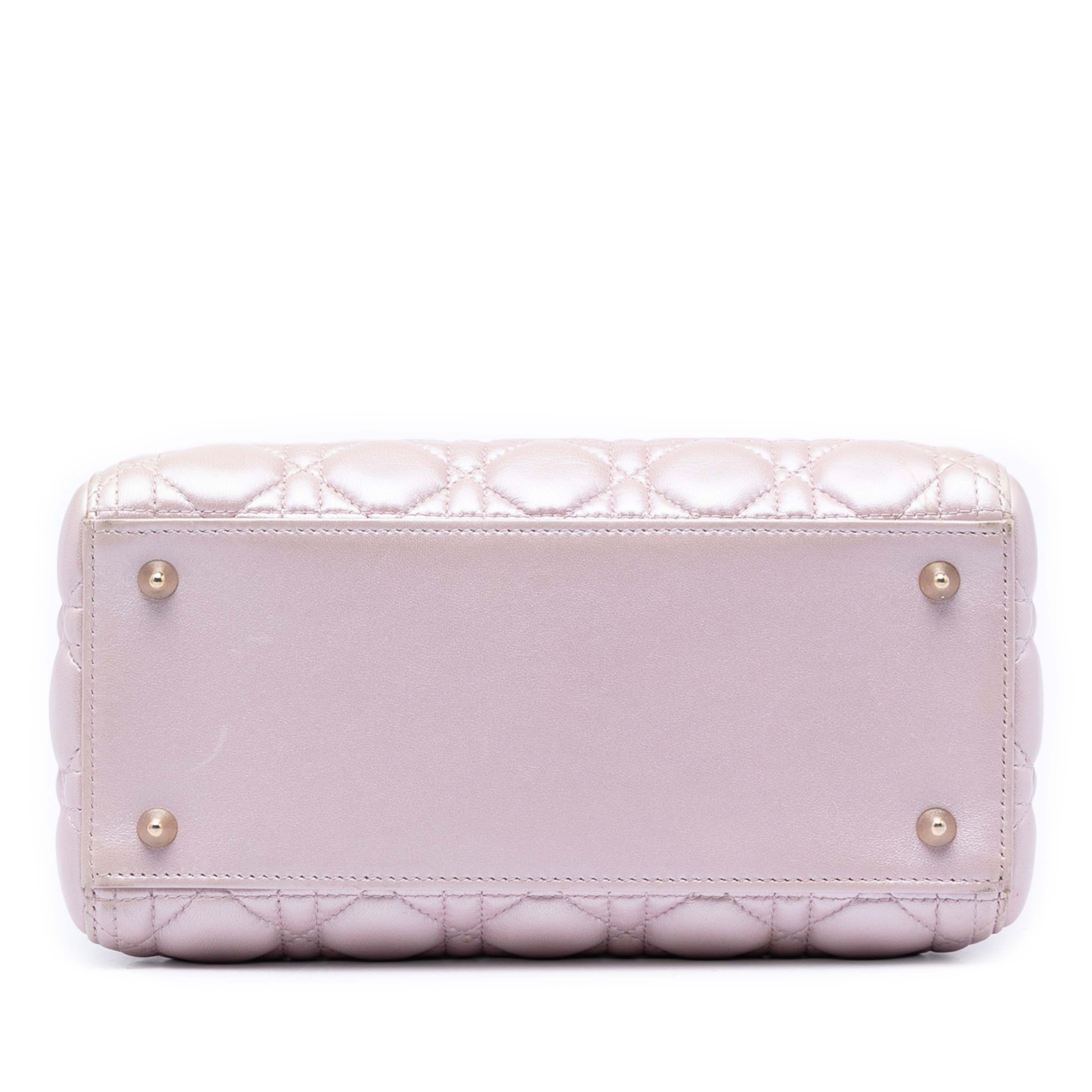 Dior Medium Pearlescent Lambskin Cannage Lady Dior, från Luxclusif, i färgen light pink. Klicka för att öppna bilden i stort format