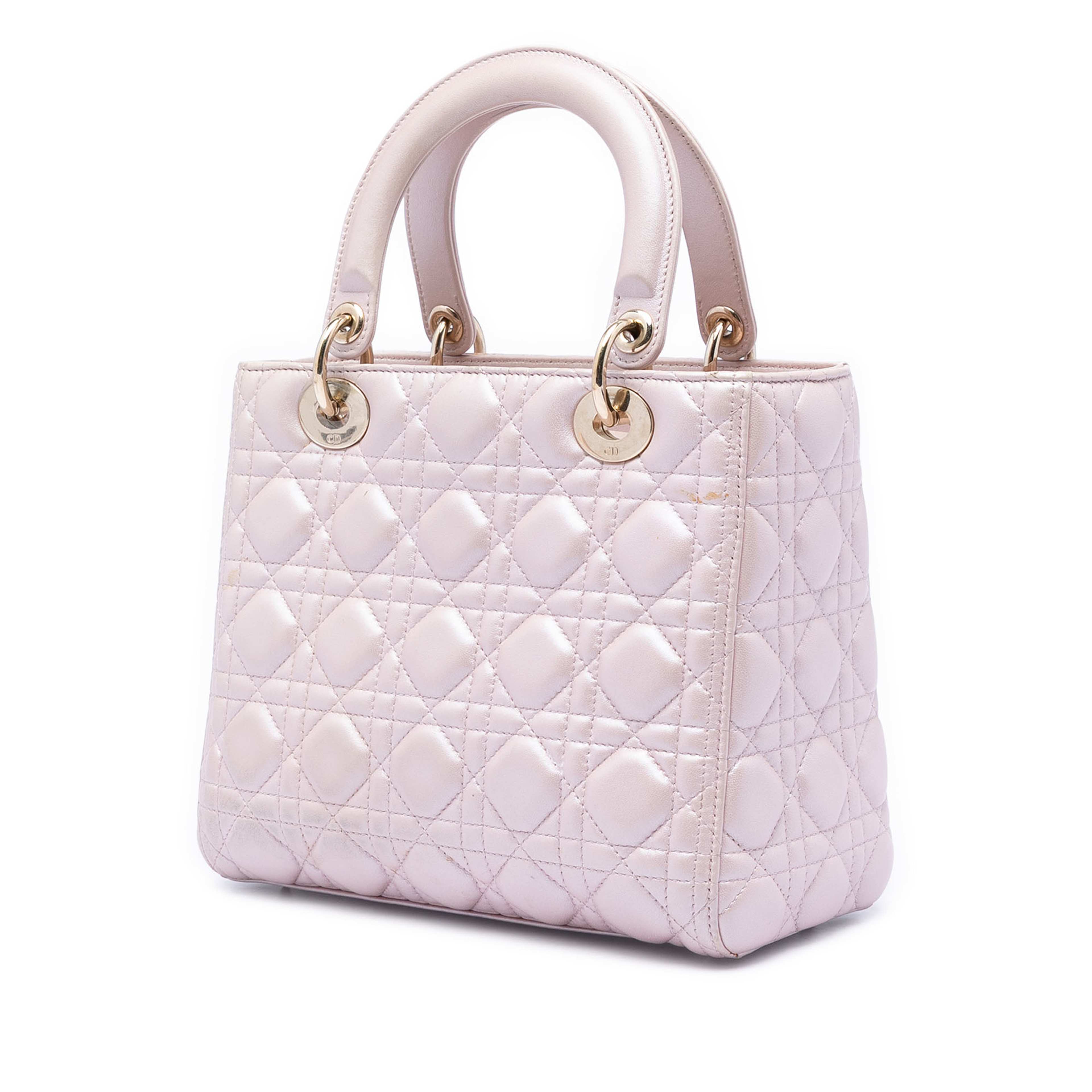 Dior Medium Pearlescent Lambskin Cannage Lady Dior, från Luxclusif, i färgen rosa. Klicka för att öppna bilden i stort format