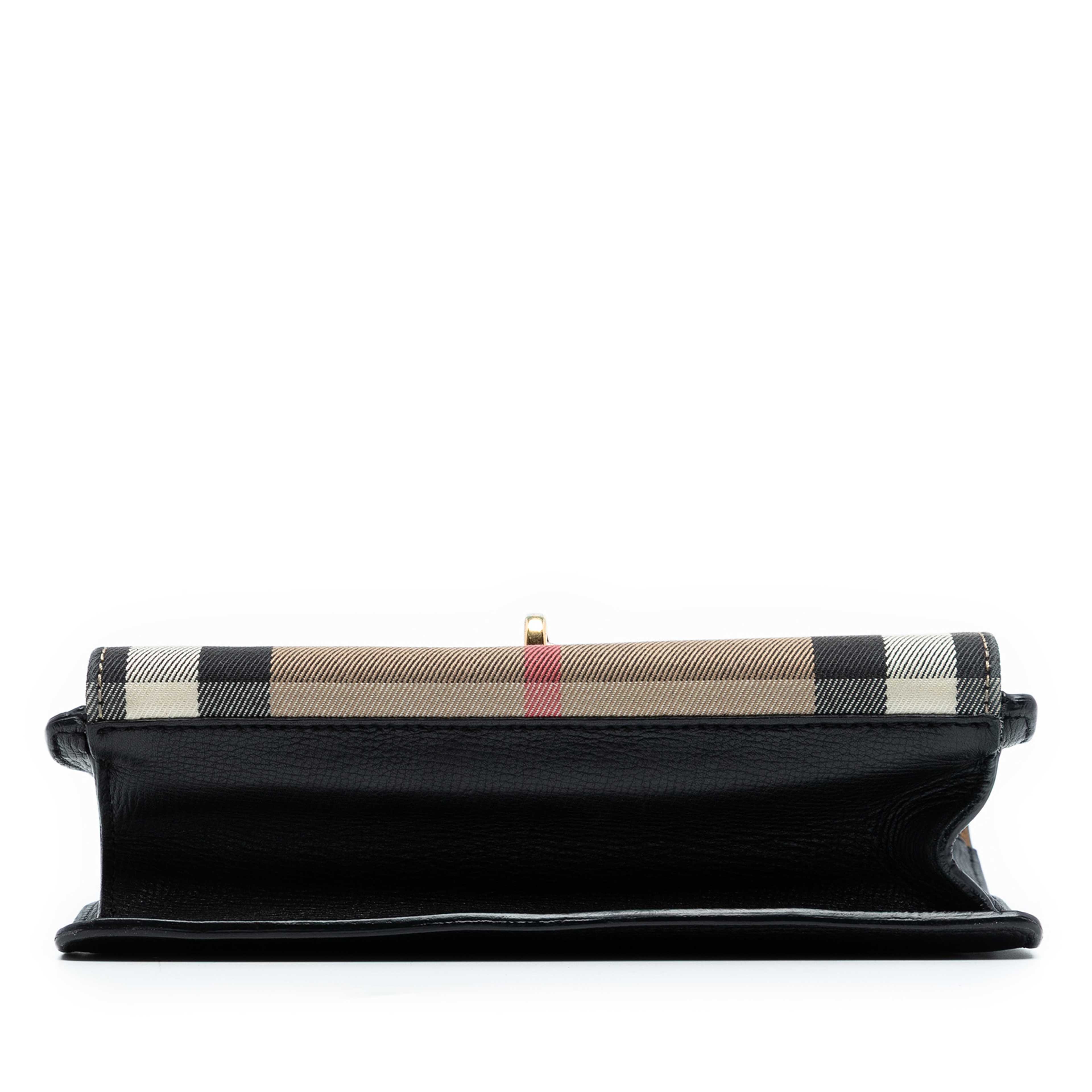 Burberry Small Leather And House Check Canvas Derby Macken Crossbody, från Luxclusif, i färgen black. Klicka för att öppna bilden i stort format