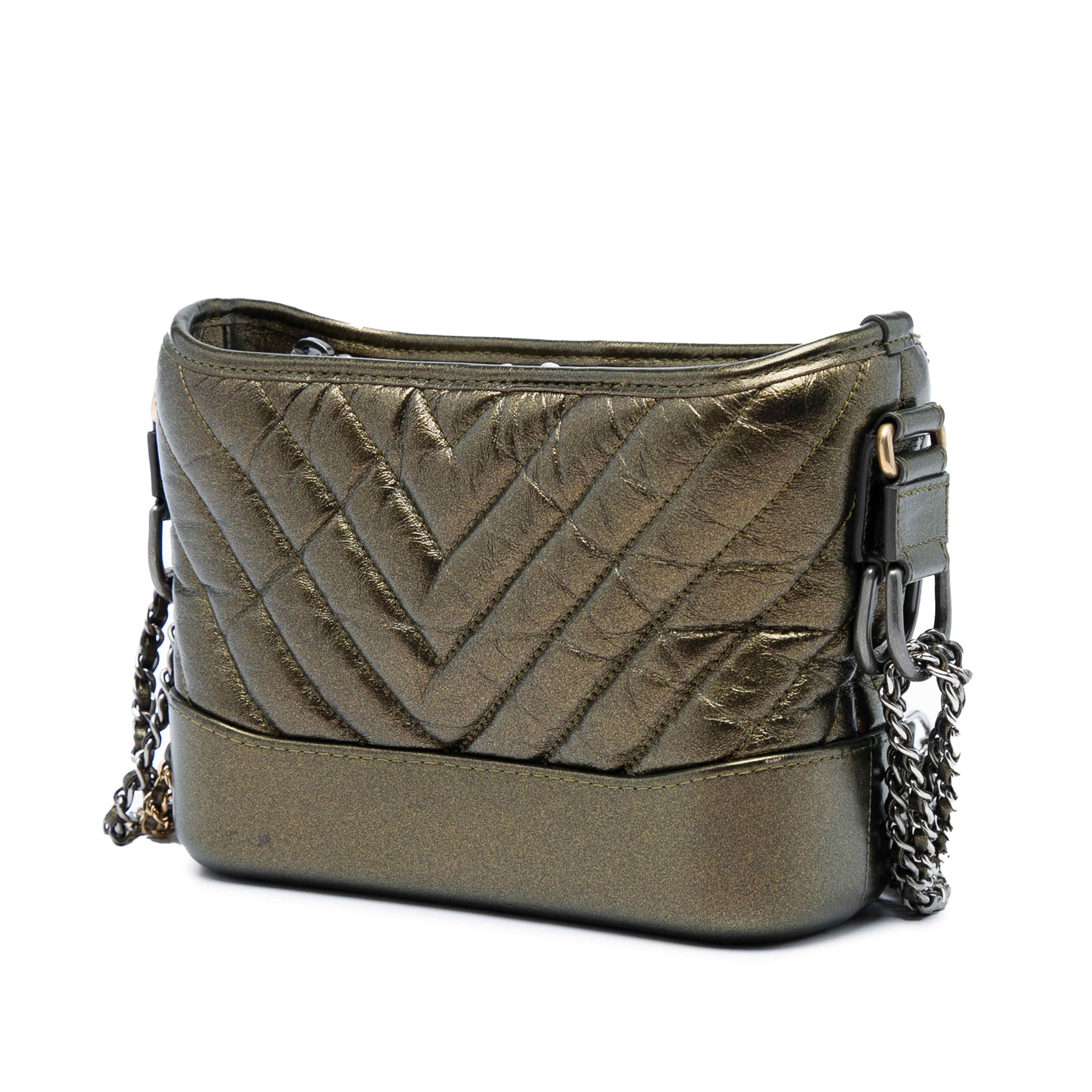 Chanel Small Chevron Quilted Metallic Aged Calfskin Gabrielle Crossbody, från Luxclusif, i färgen brun. Klicka för att öppna bilden i stort format