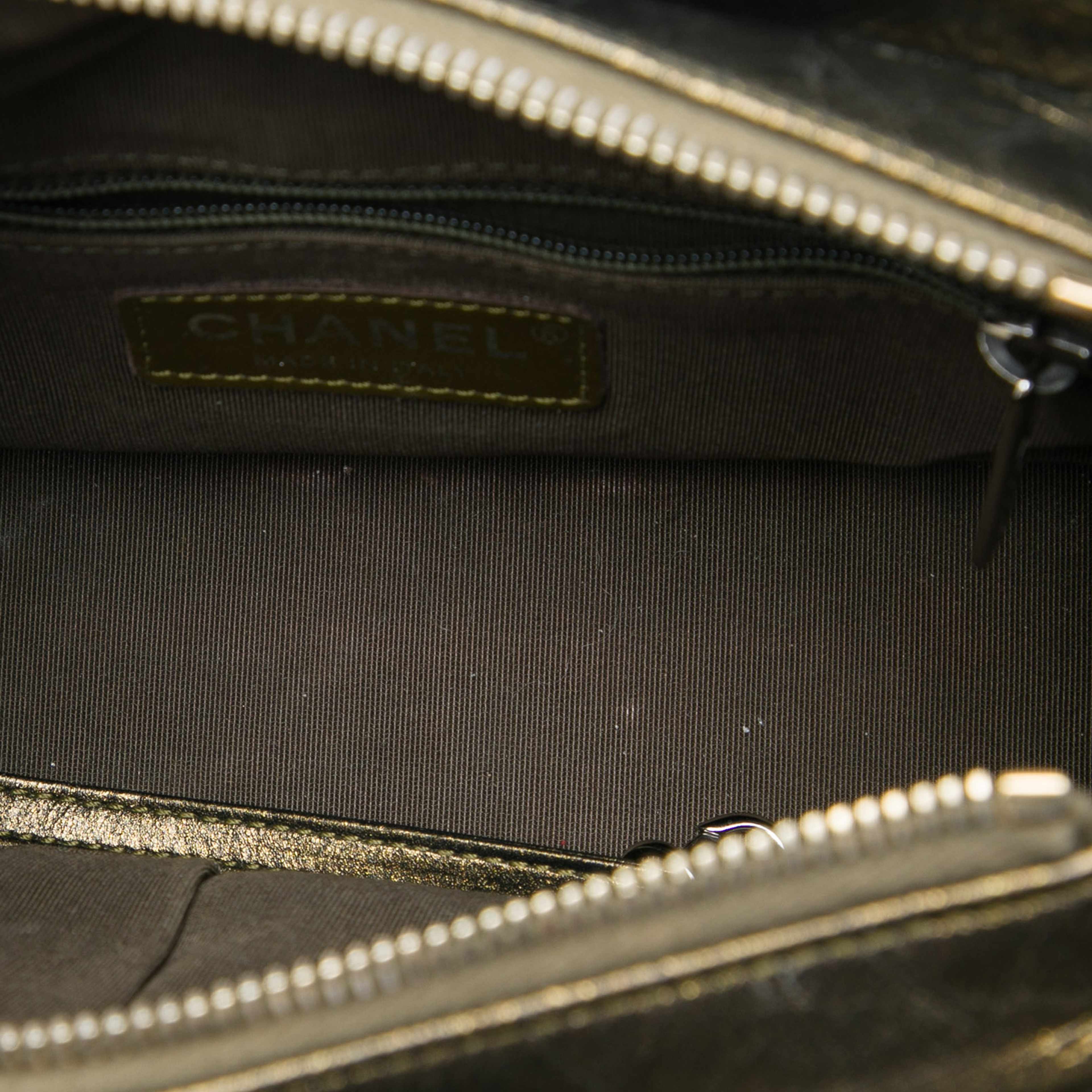 Chanel Small Chevron Quilted Metallic Aged Calfskin Gabrielle Crossbody, från Luxclusif, i färgen brun. Klicka för att öppna bilden i stort format