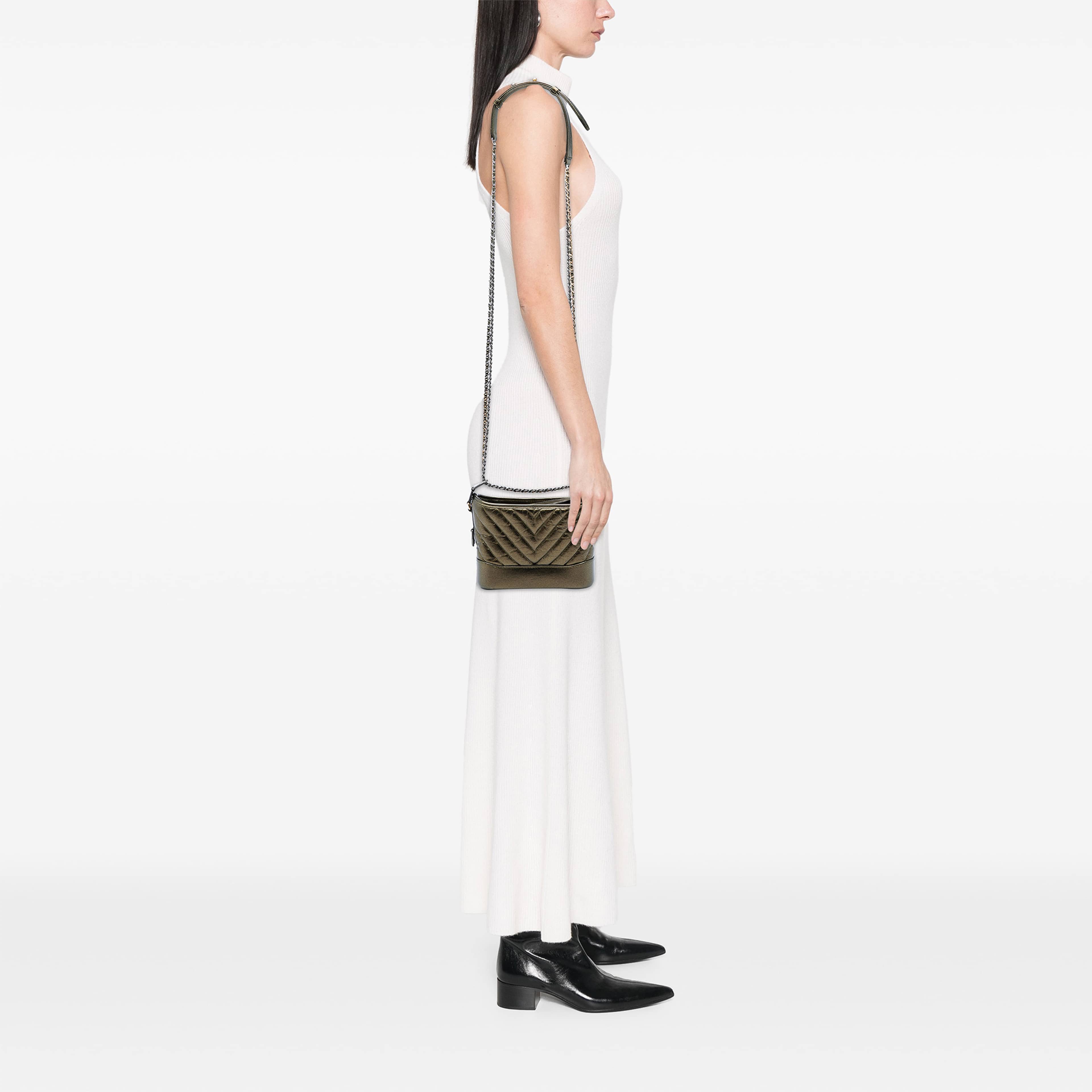 Chanel Small Chevron Quilted Metallic Aged Calfskin Gabrielle Crossbody, från Luxclusif, i färgen brun. Klicka för att öppna bilden i stort format
