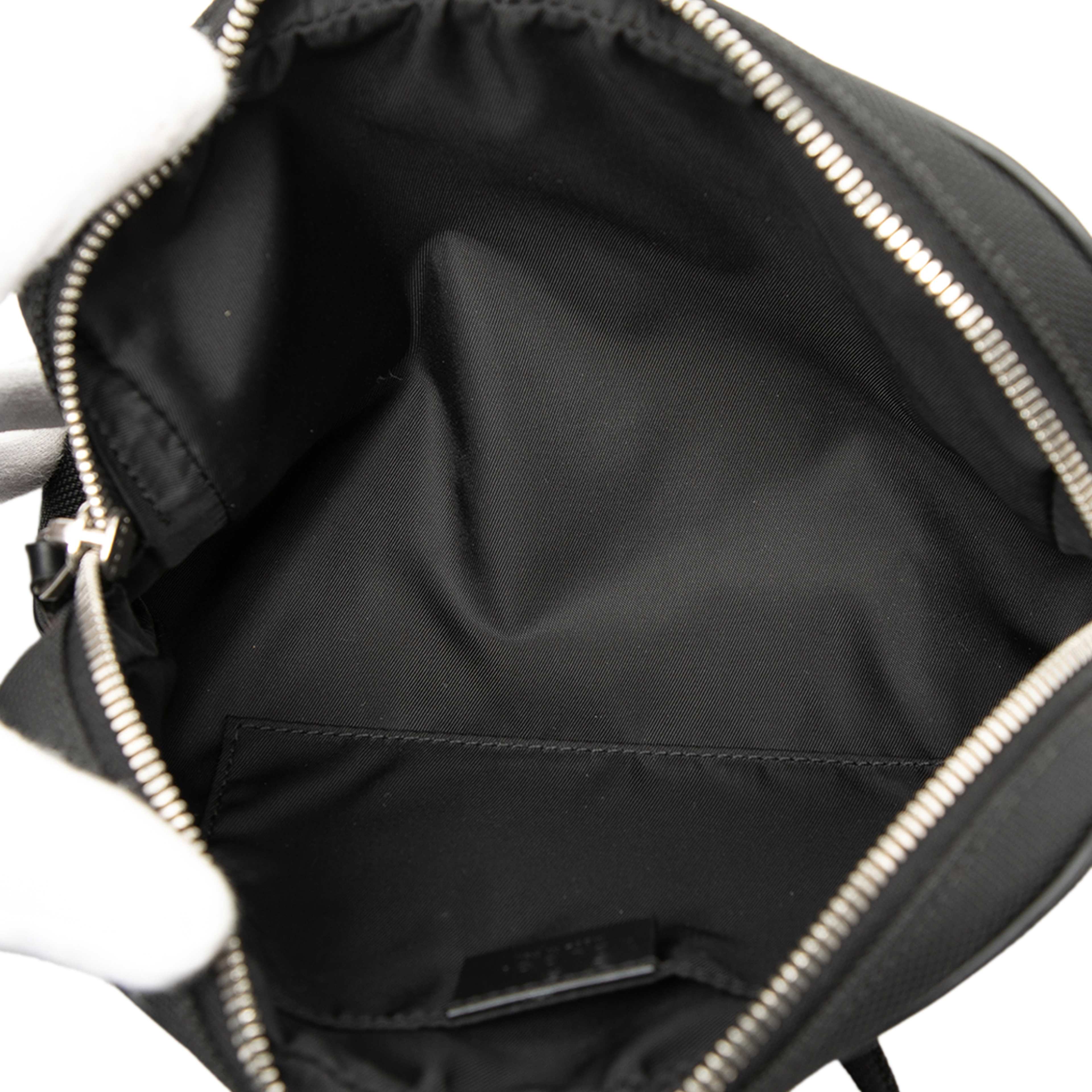 Gucci Canvas Techno Web Belt Bag, från Luxclusif, i färgen black. Klicka för att öppna bilden i stort format