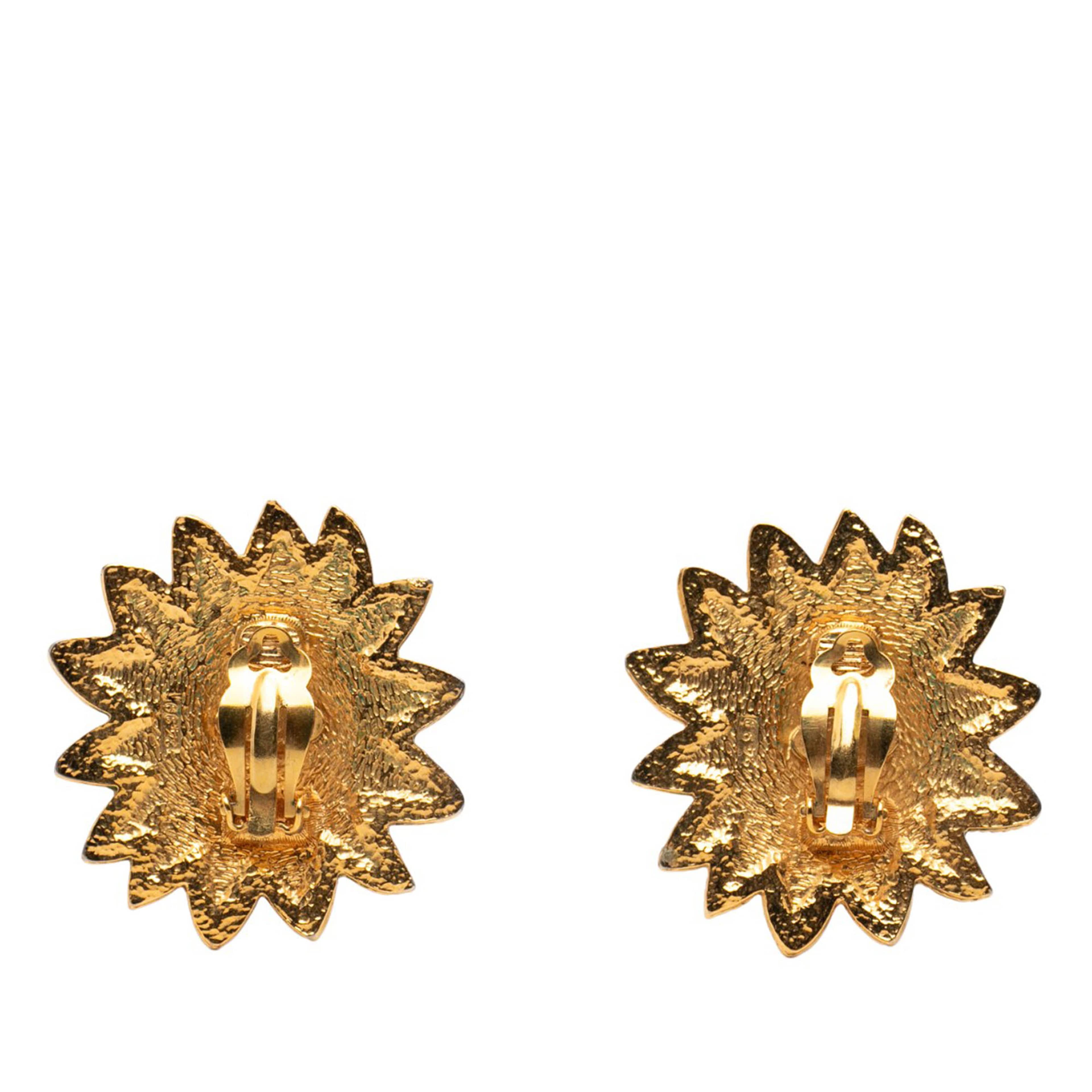 Chanel Cc Gold Plated Lion Sunburst Clip On Earrings, från Luxclusif, i färgen gold. Klicka för att öppna bilden i stort format