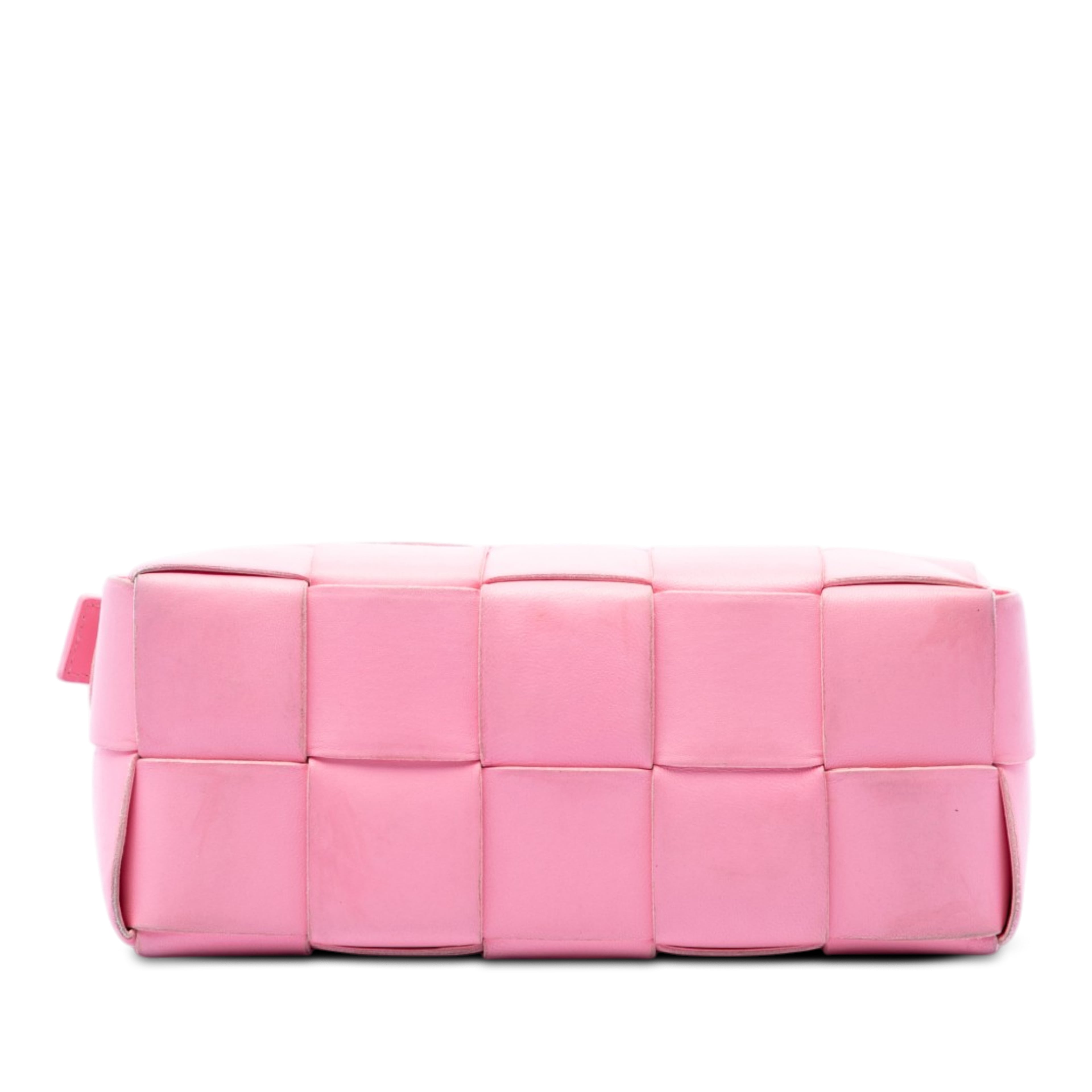 Bottega Veneta Small Lambskin Intrecciato Brick Cassette, från Luxclusif, i färgen rosa. Klicka för att öppna bilden i stort format
