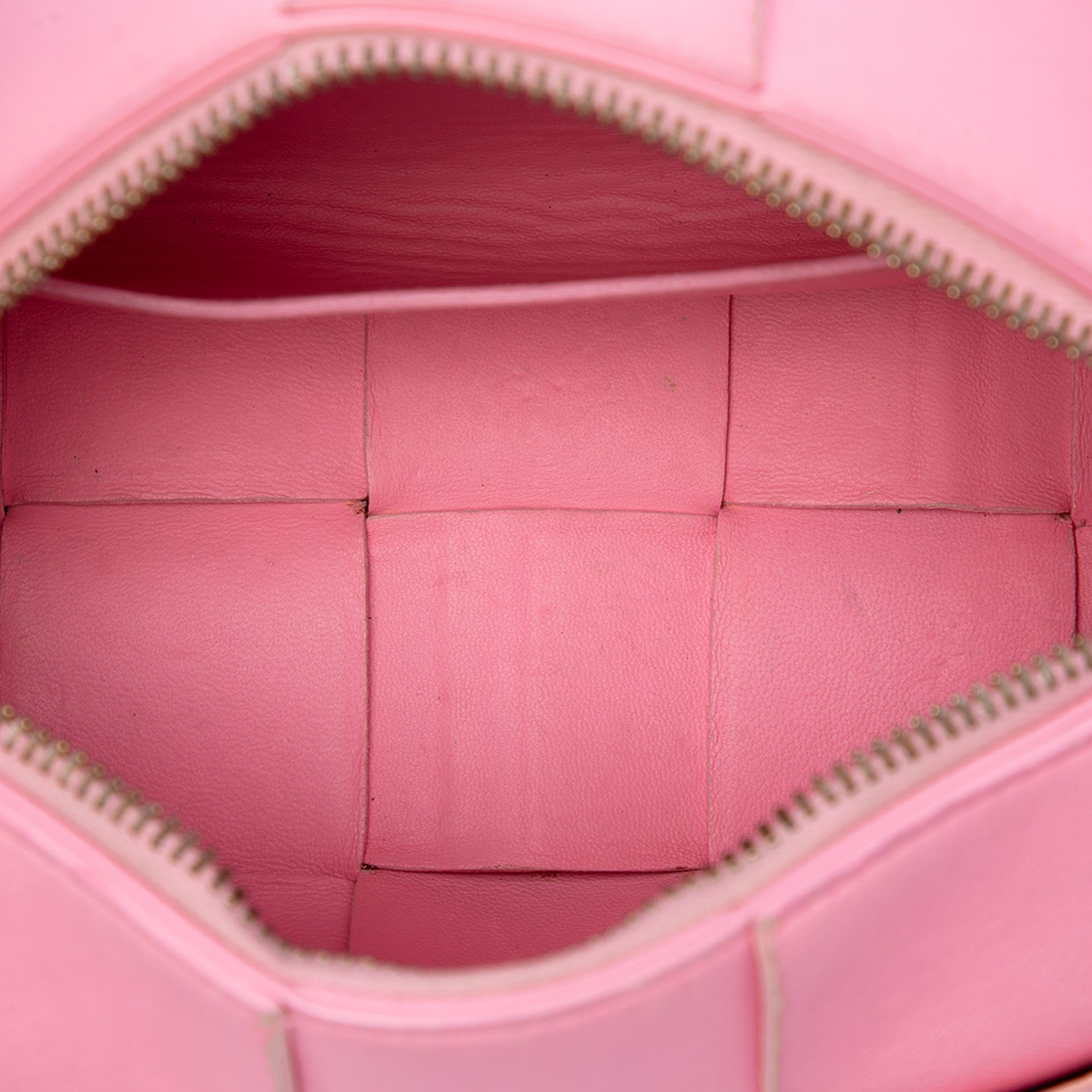 Bottega Veneta Small Lambskin Intrecciato Brick Cassette, från Luxclusif, i färgen rosa. Klicka för att öppna bilden i stort format