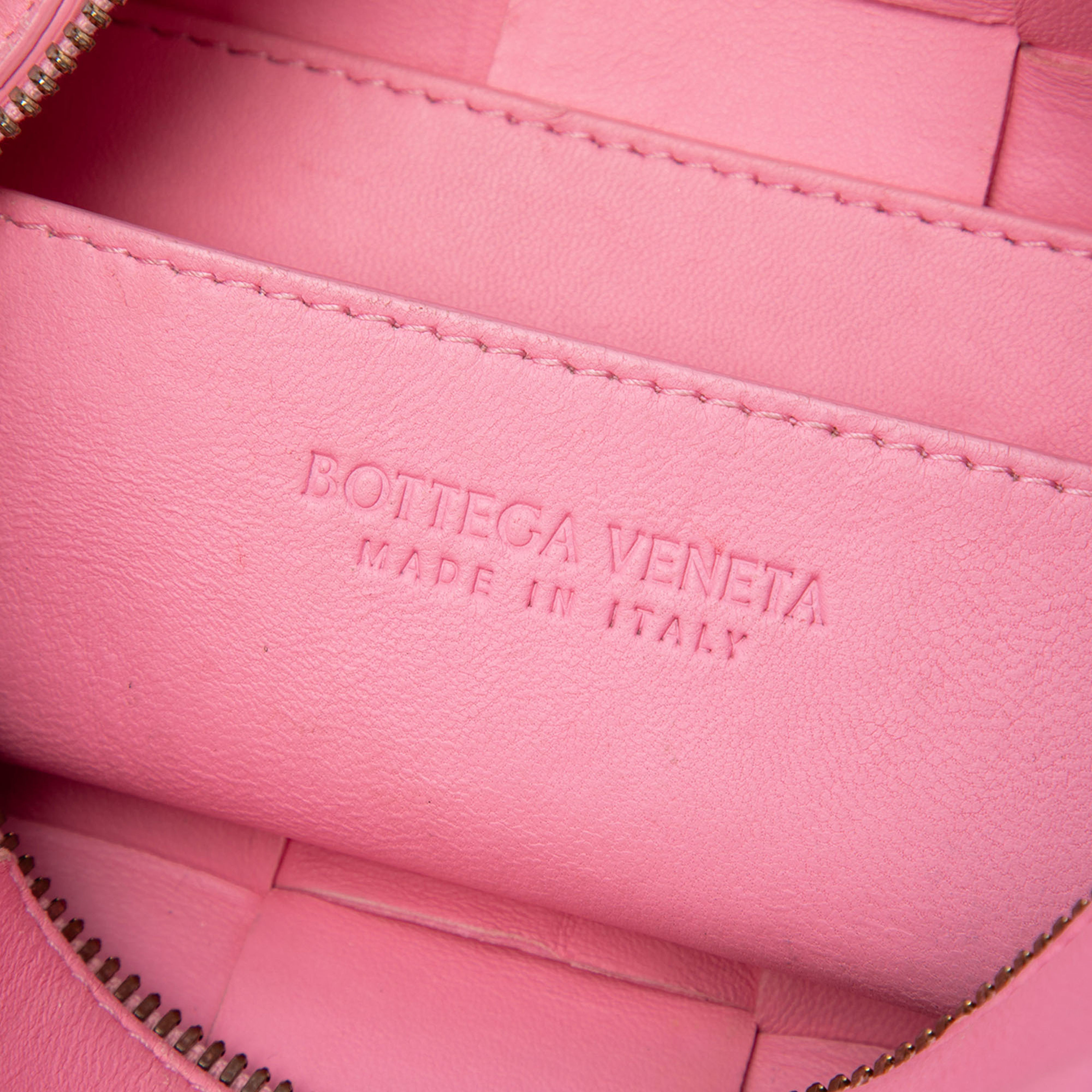 Bottega Veneta Small Lambskin Intrecciato Brick Cassette, från Luxclusif, i färgen rosa. Klicka för att öppna bilden i stort format
