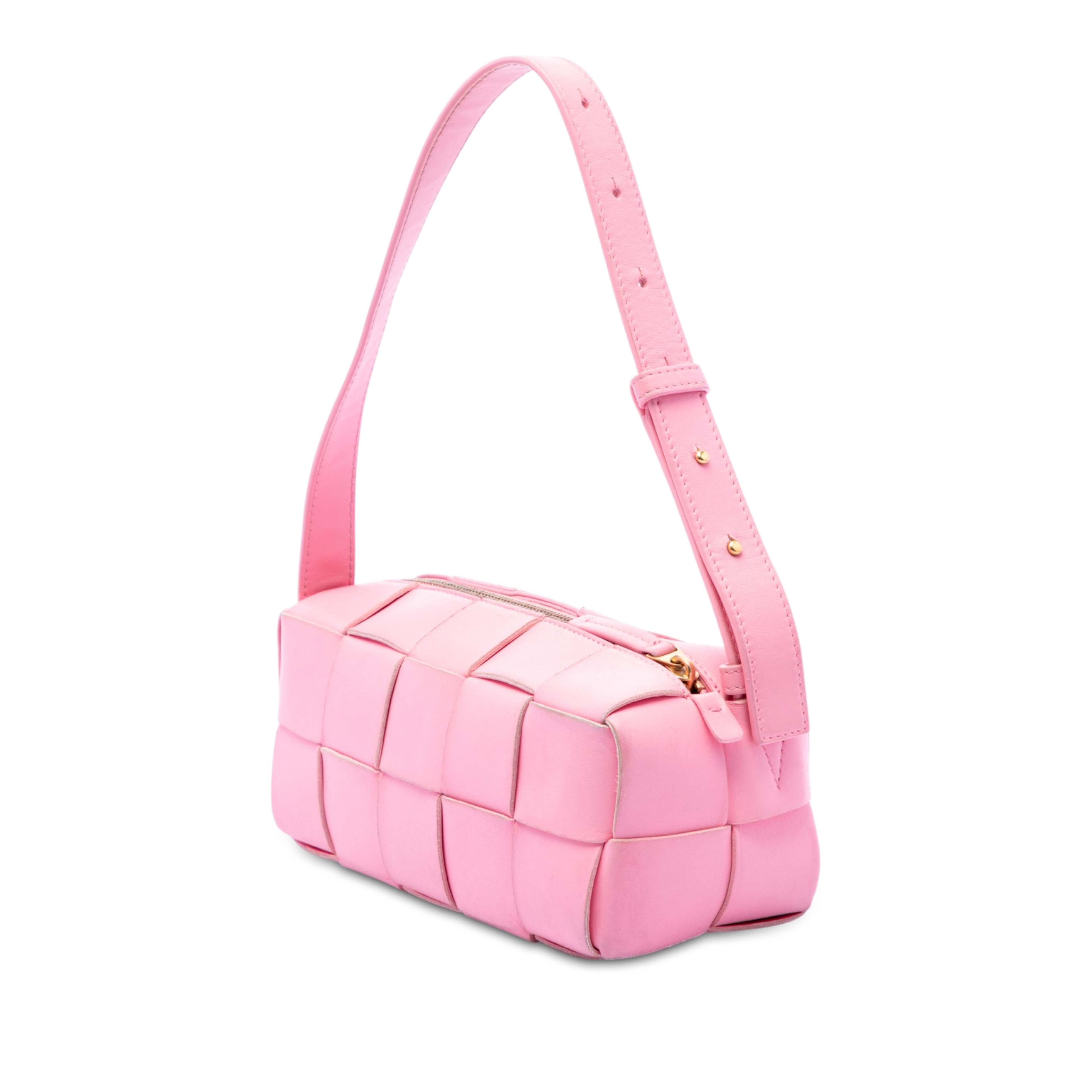 Bottega Veneta Small Lambskin Intrecciato Brick Cassette, från Luxclusif, i färgen rosa. Klicka för att öppna bilden i stort format