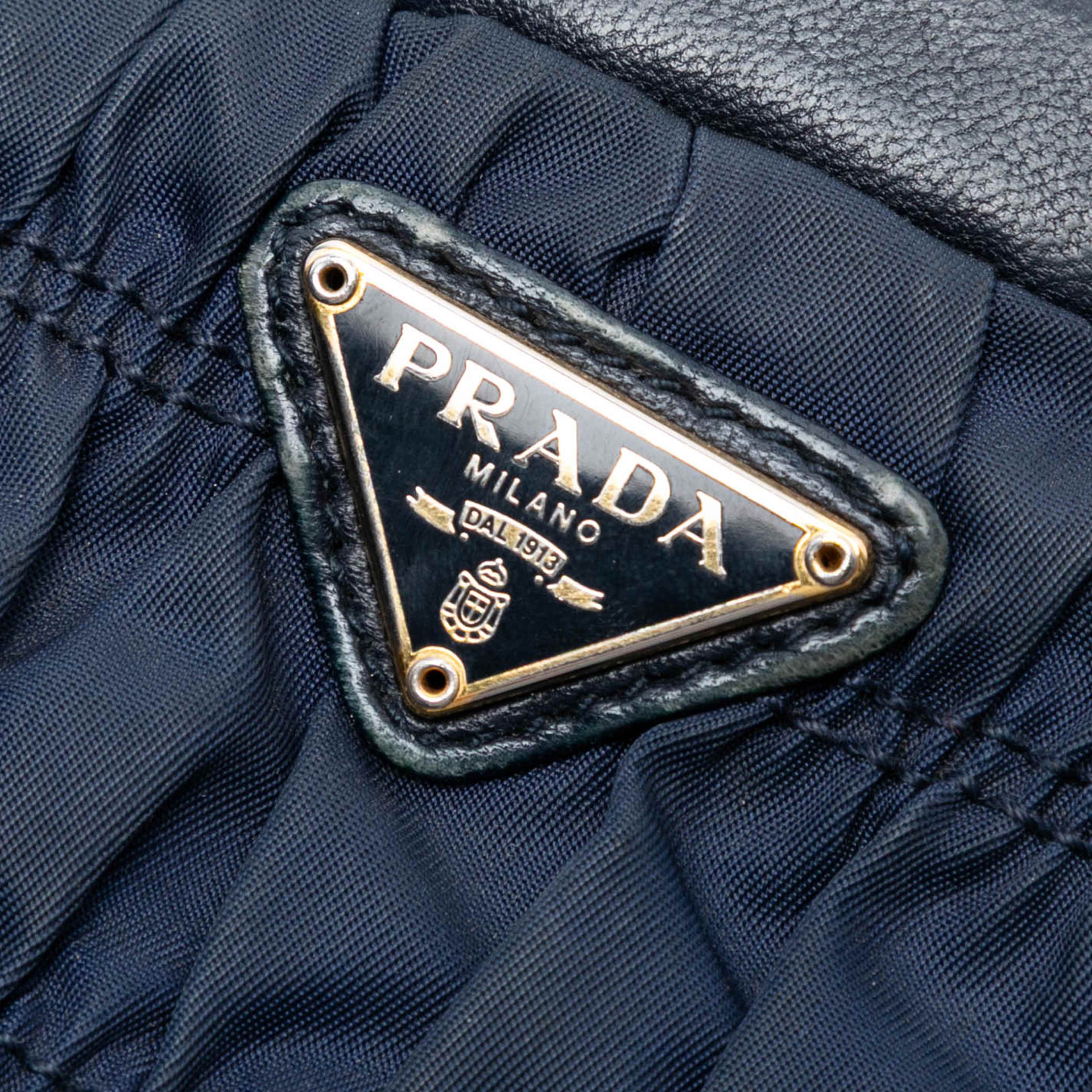 Prada Tessuto Gaufre Crossbody, från Luxclusif, i färgen navy. Klicka för att öppna bilden i stort format