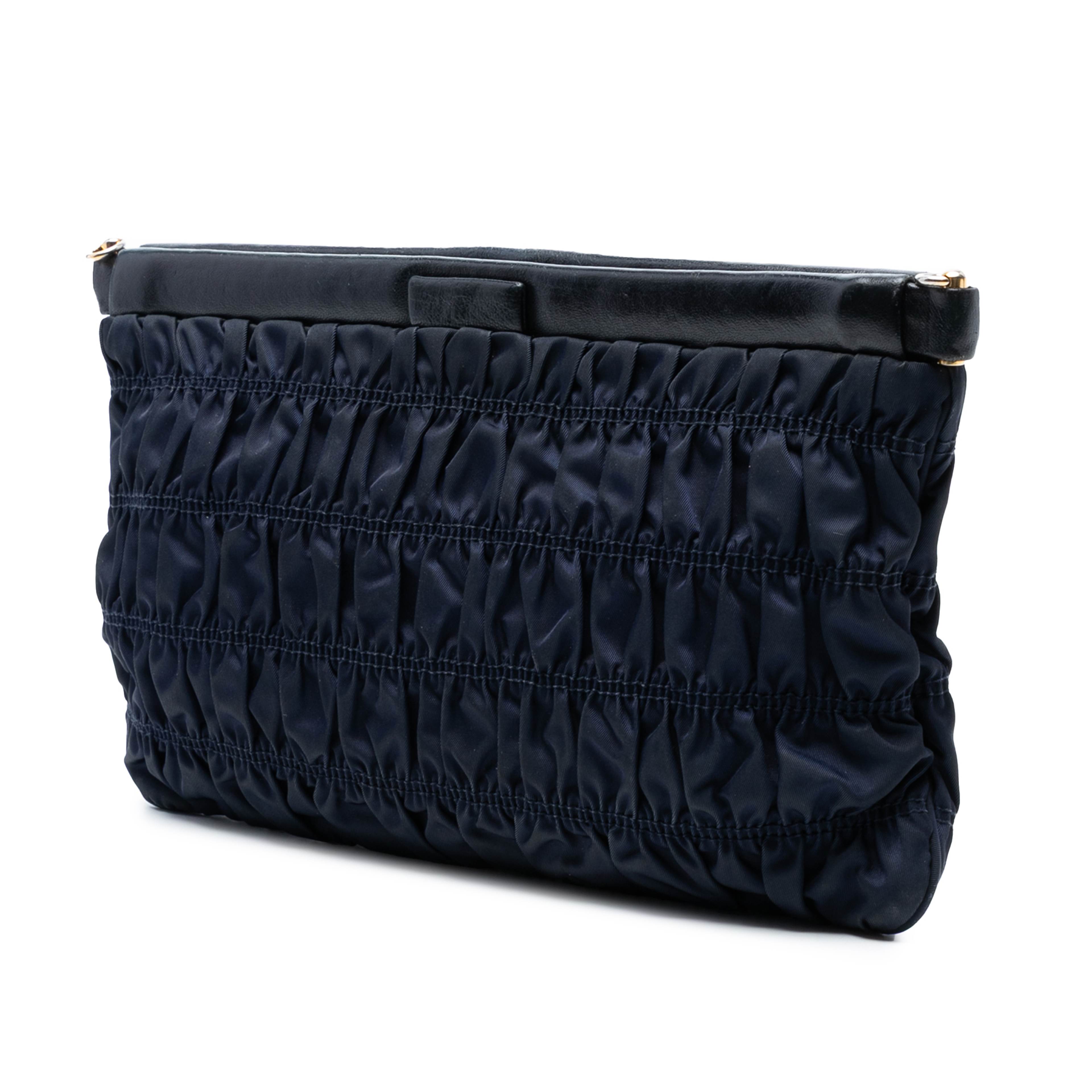 Prada Tessuto Gaufre Crossbody, från Luxclusif, i färgen navy. Klicka för att öppna bilden i stort format