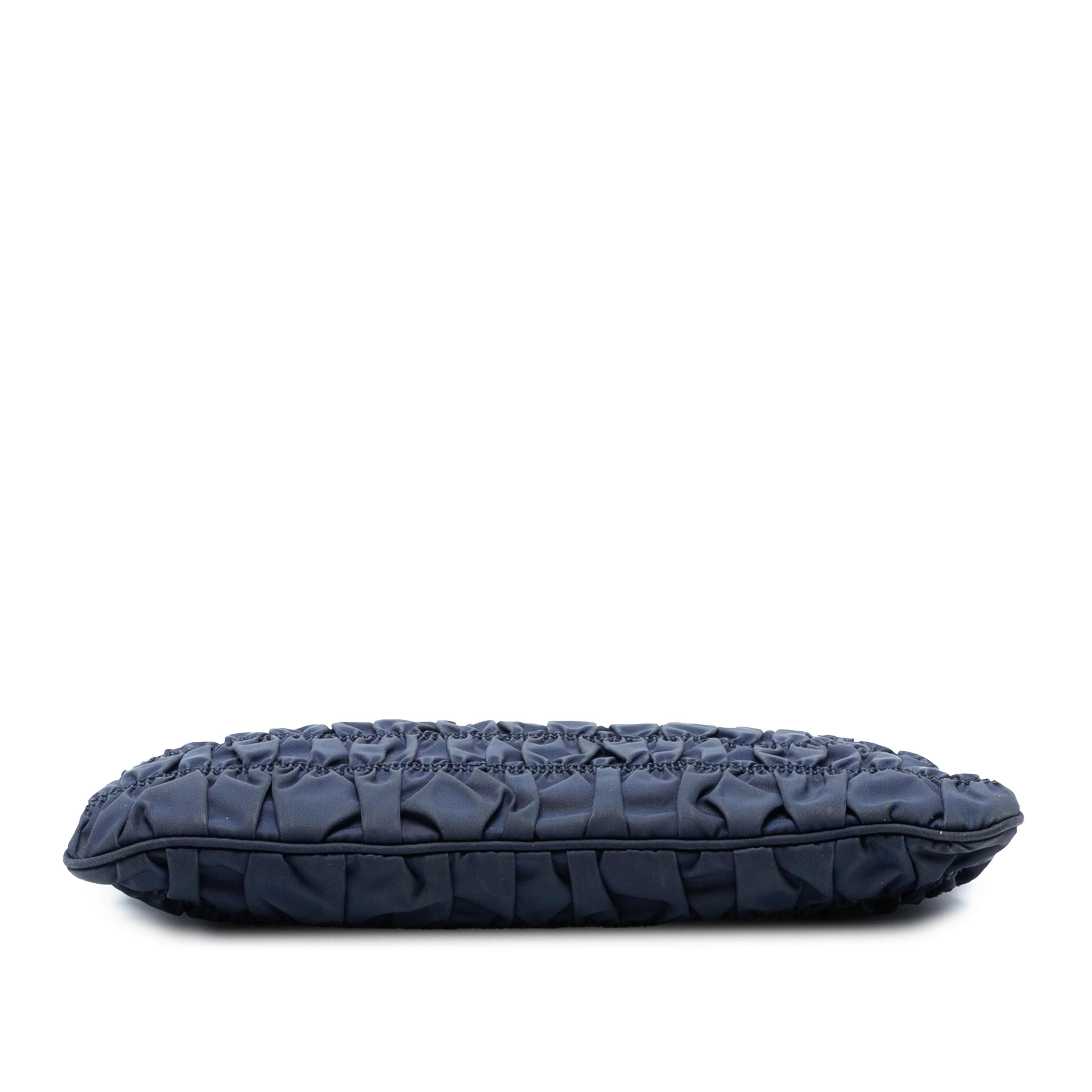 Prada Tessuto Gaufre Crossbody, från Luxclusif, i färgen navy. Klicka för att öppna bilden i stort format