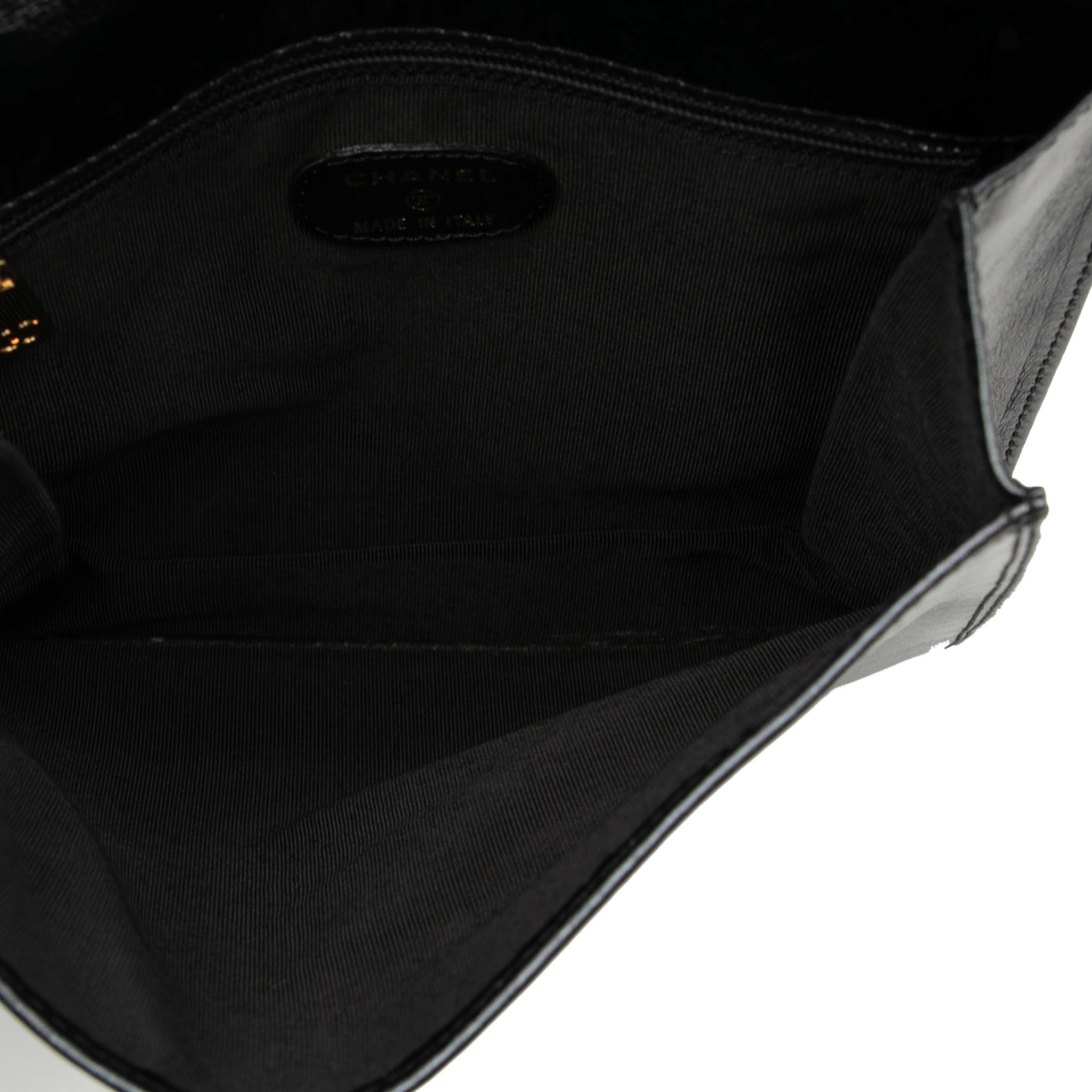 Chanel Lambskin Logo Messenger Bag, från Luxclusif, i färgen black. Klicka för att öppna bilden i stort format