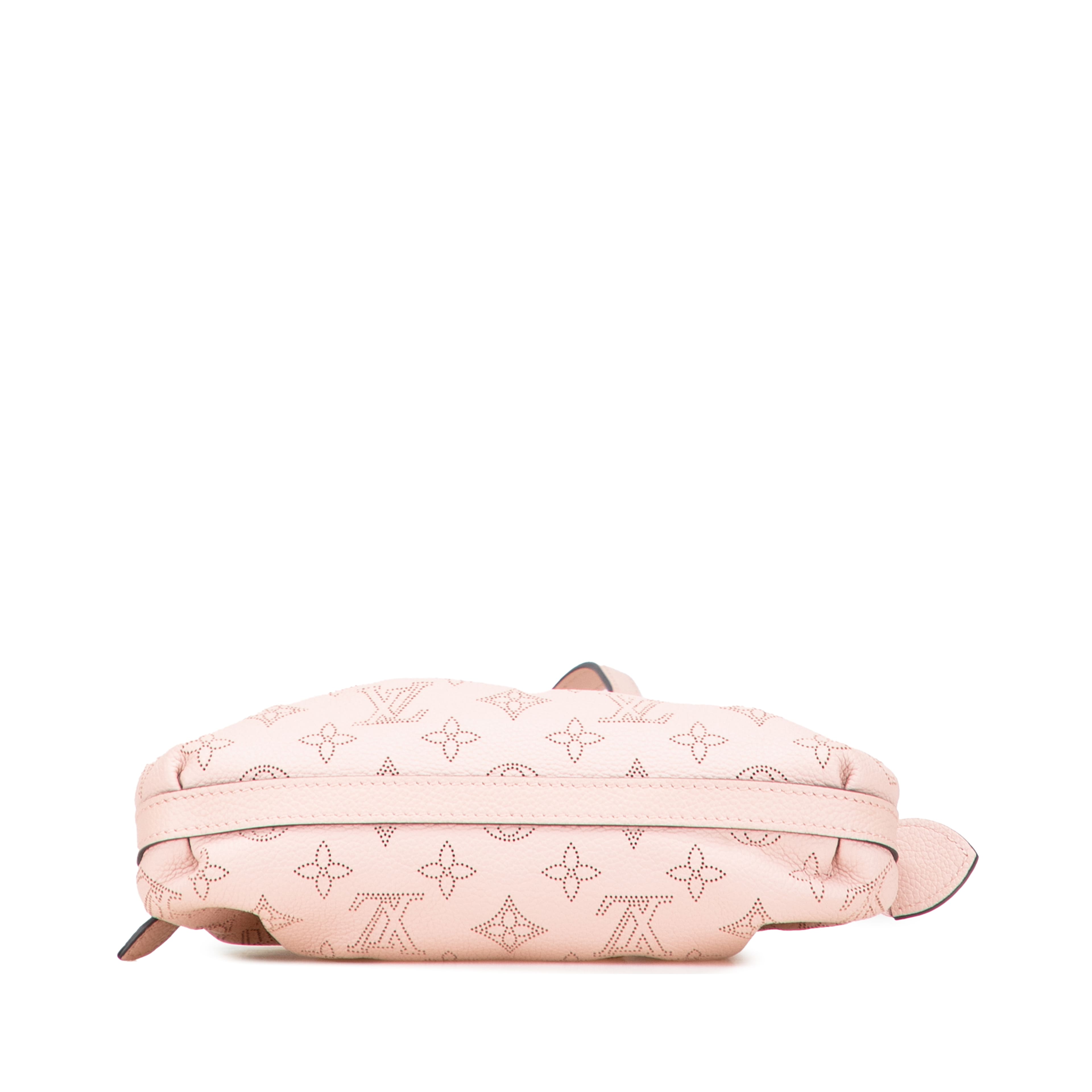 Louis Vuitton Monogram Mahina Scala Mini Pouch, från Luxclusif, i färgen rosa. Klicka för att öppna bilden i stort format