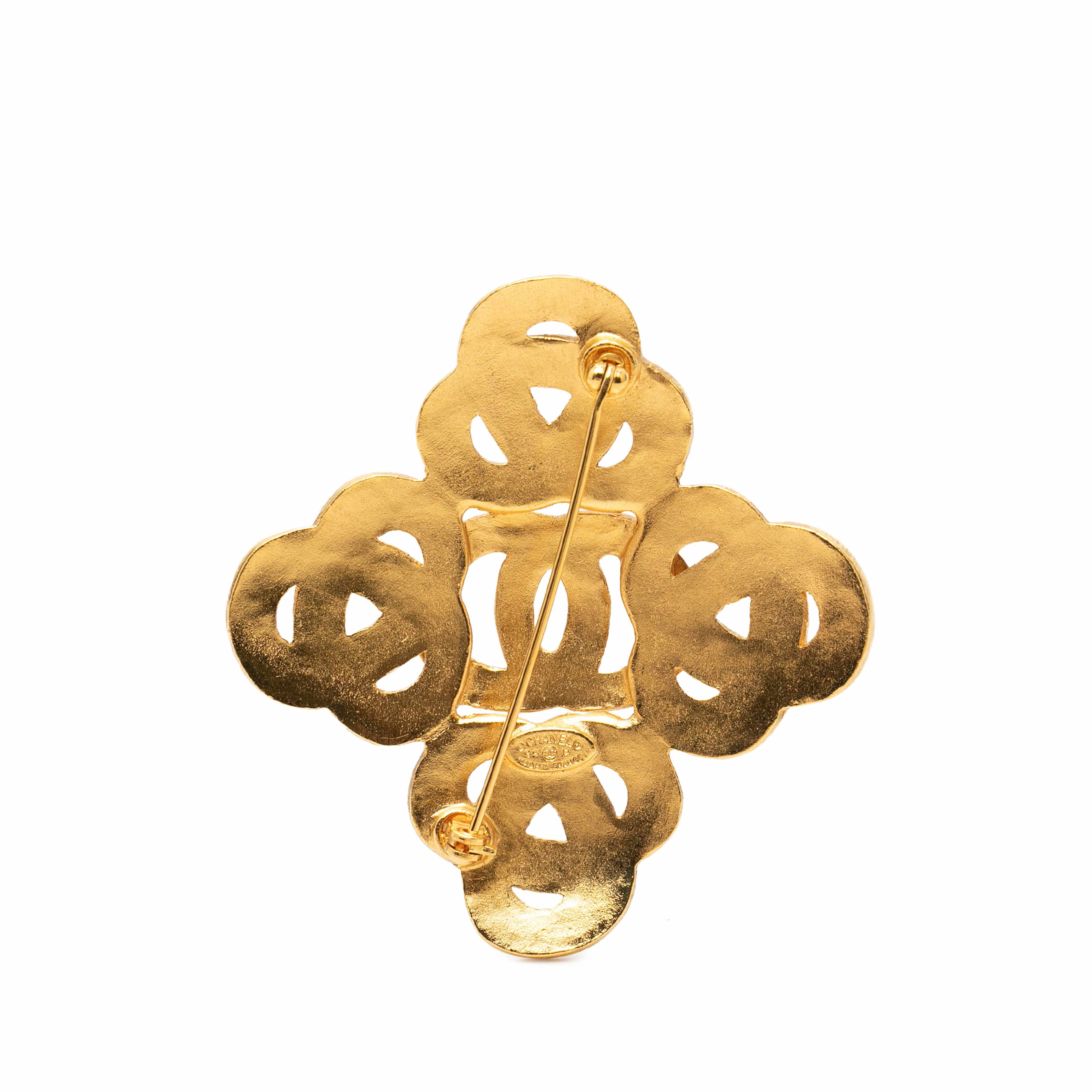 Chanel Cc Gold Plated Twisted Brooch, från Luxclusif, i färgen gold. Klicka för att öppna bilden i stort format
