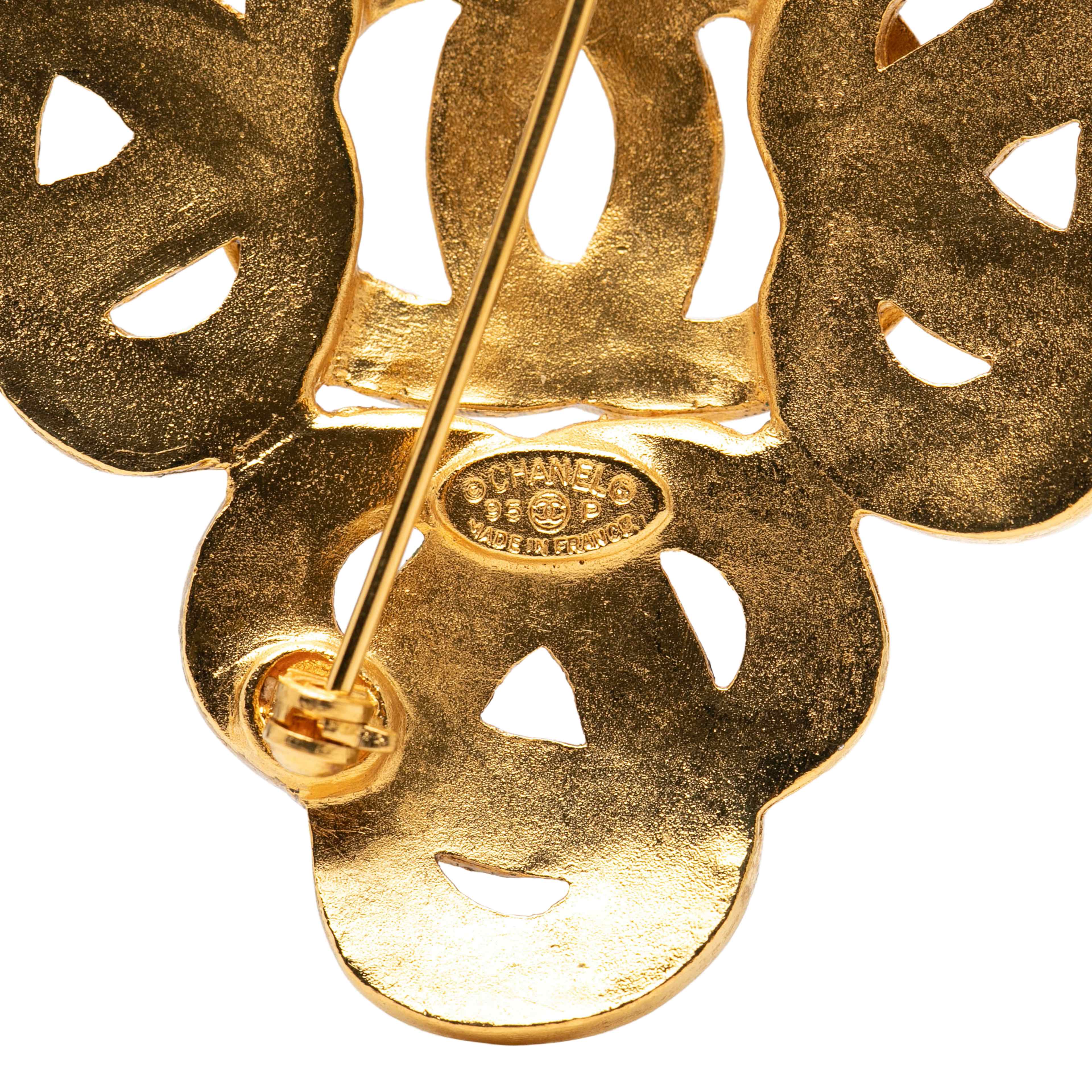 Chanel Cc Gold Plated Twisted Brooch, från Luxclusif, i färgen gold. Klicka för att öppna bilden i stort format
