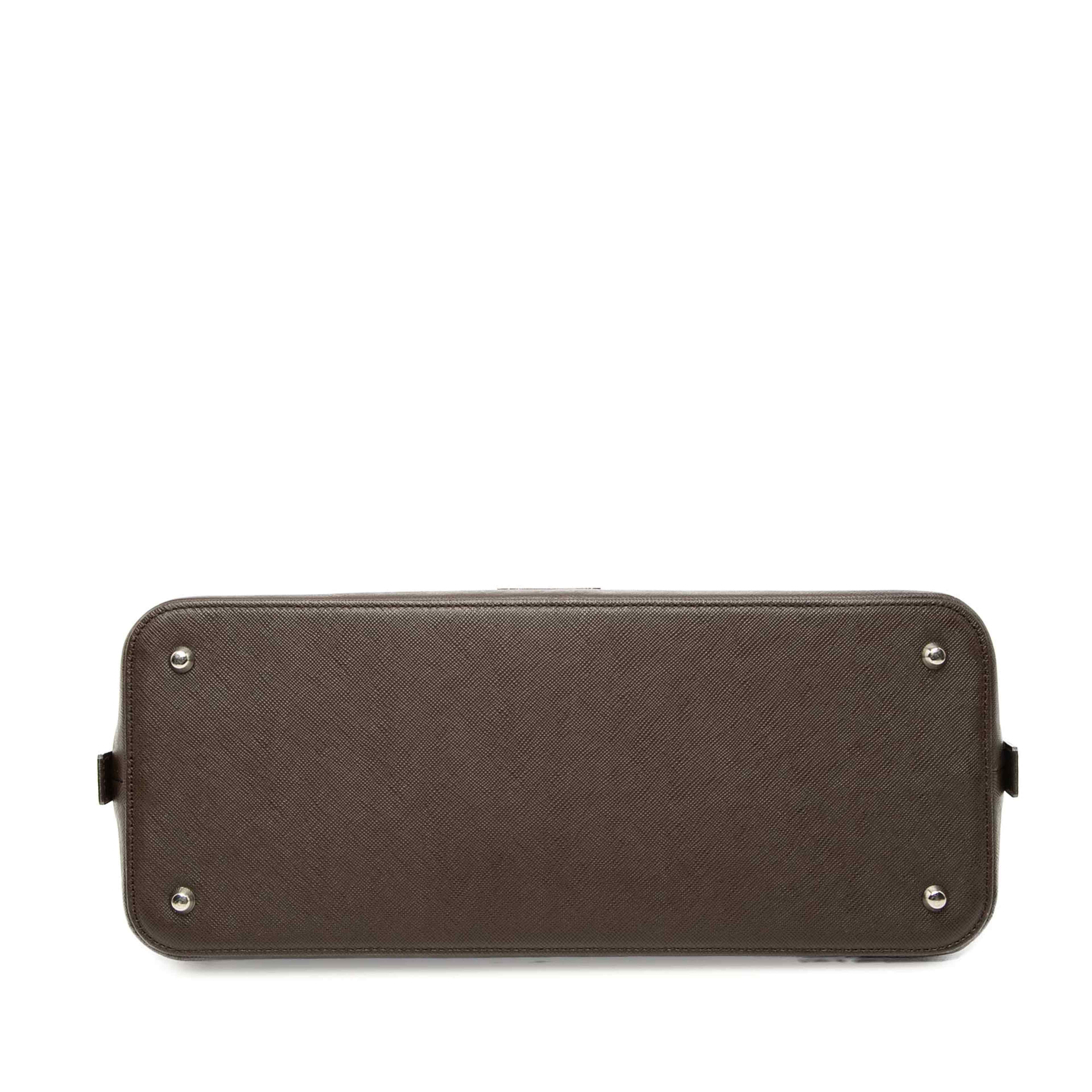 Burberry Leather Front Pocket Handbag, från Luxclusif, i färgen dark brown. Klicka för att öppna bilden i stort format