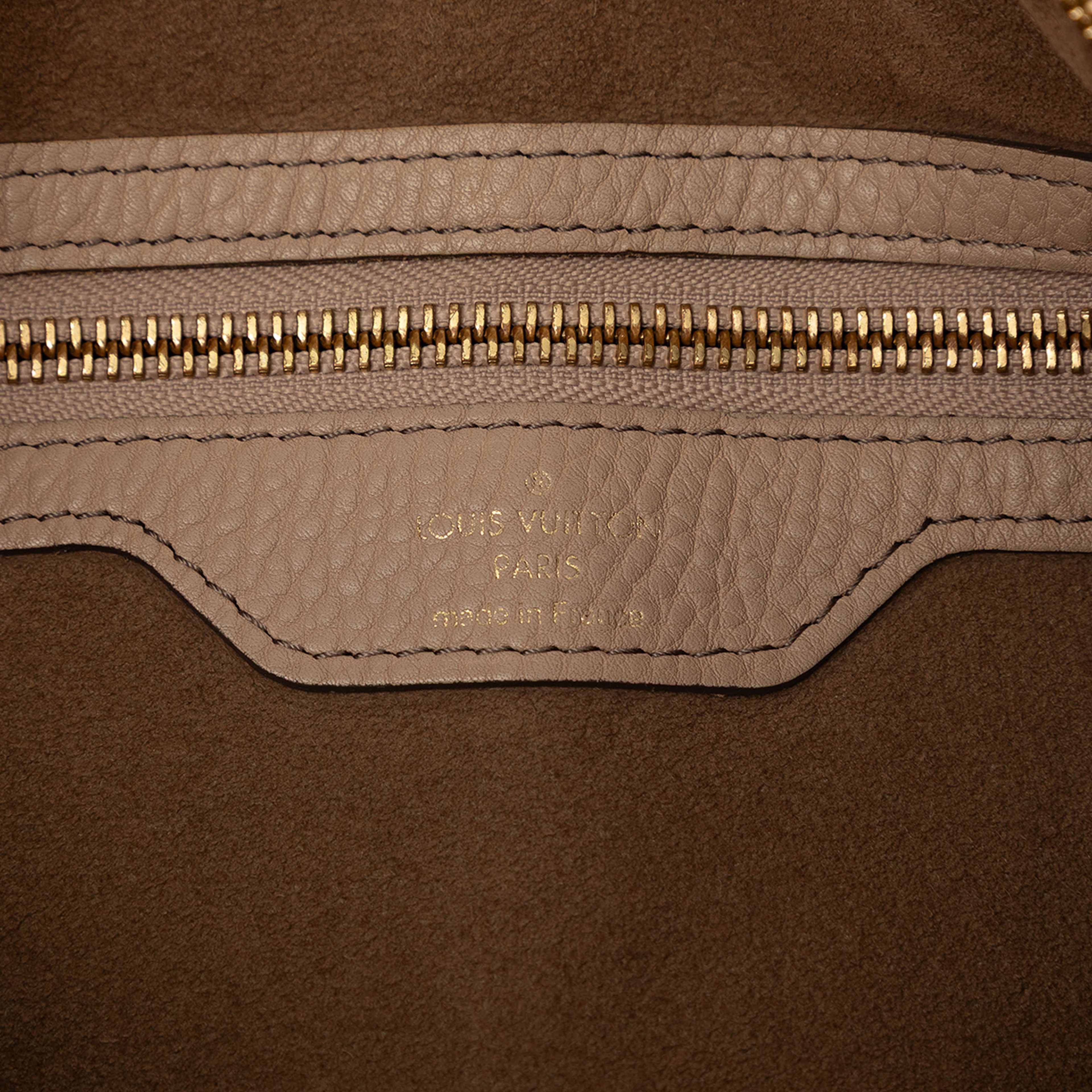 Louis Vuitton Monogram Mahina Selene Mm, från Luxclusif, i färgen beige. Klicka för att öppna bilden i stort format