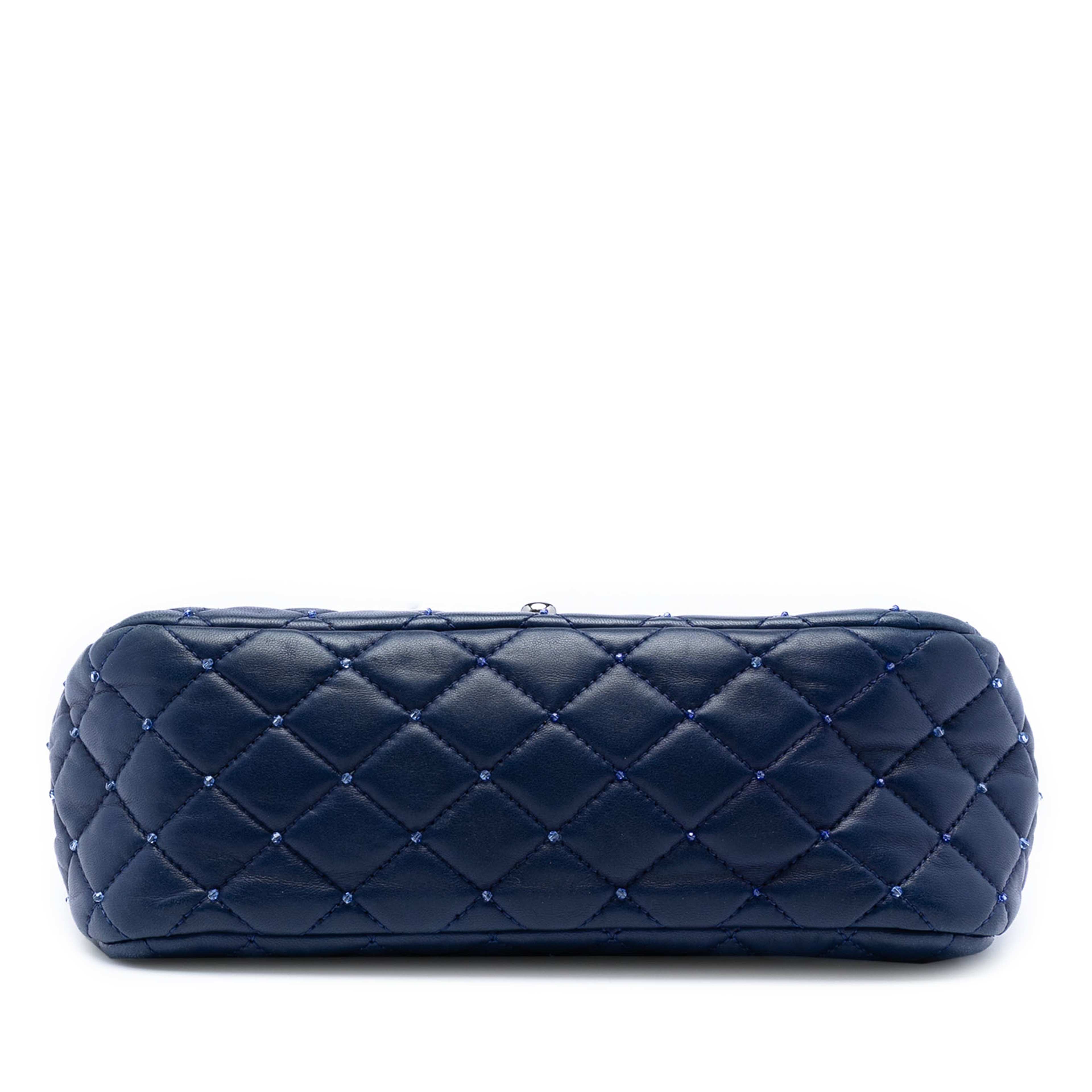 Chanel Small Quilted Lambskin Beaded Single Flap, från Luxclusif, i färgen blå. Klicka för att öppna bilden i stort format