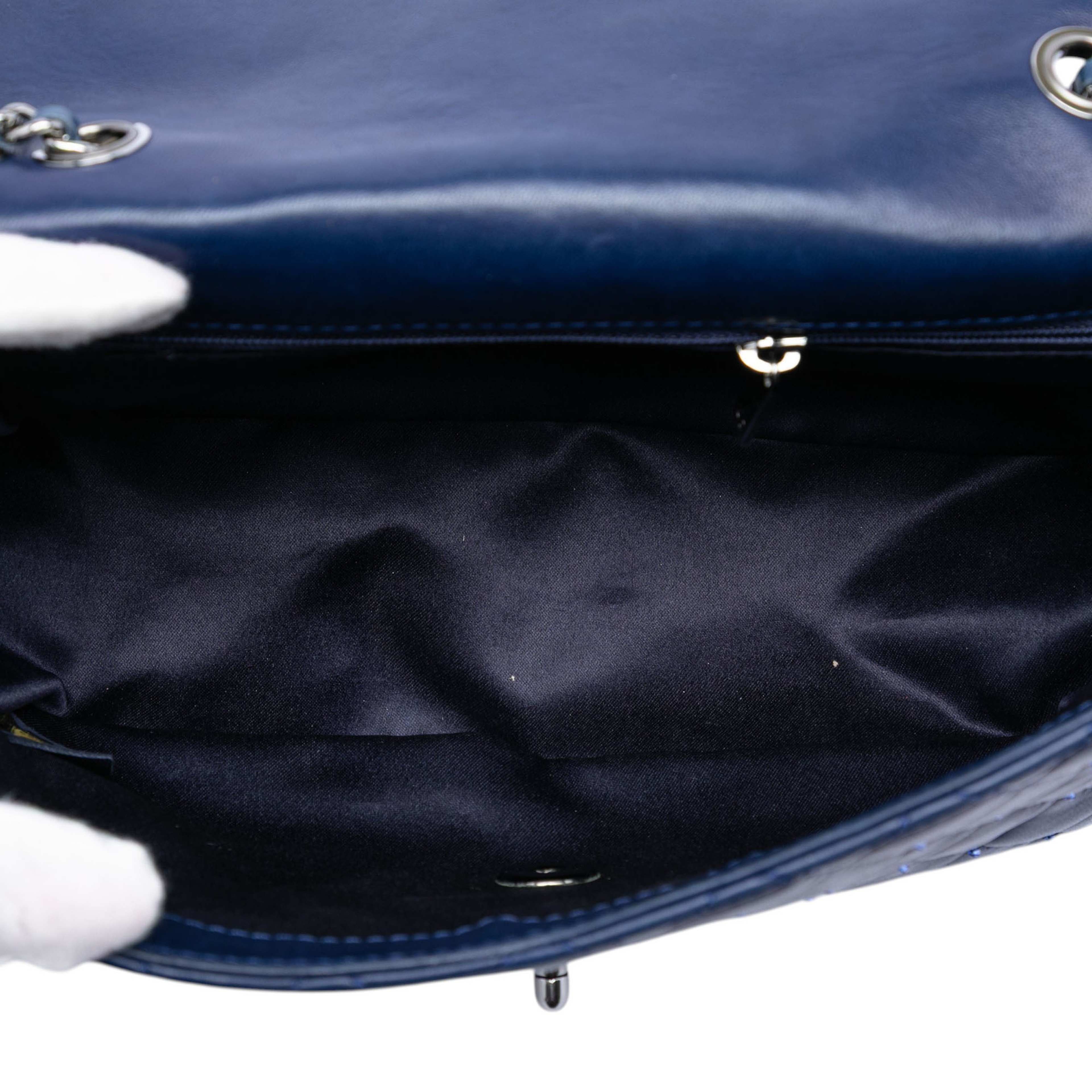 Chanel Small Quilted Lambskin Beaded Single Flap, från Luxclusif, i färgen blue. Klicka för att öppna bilden i stort format