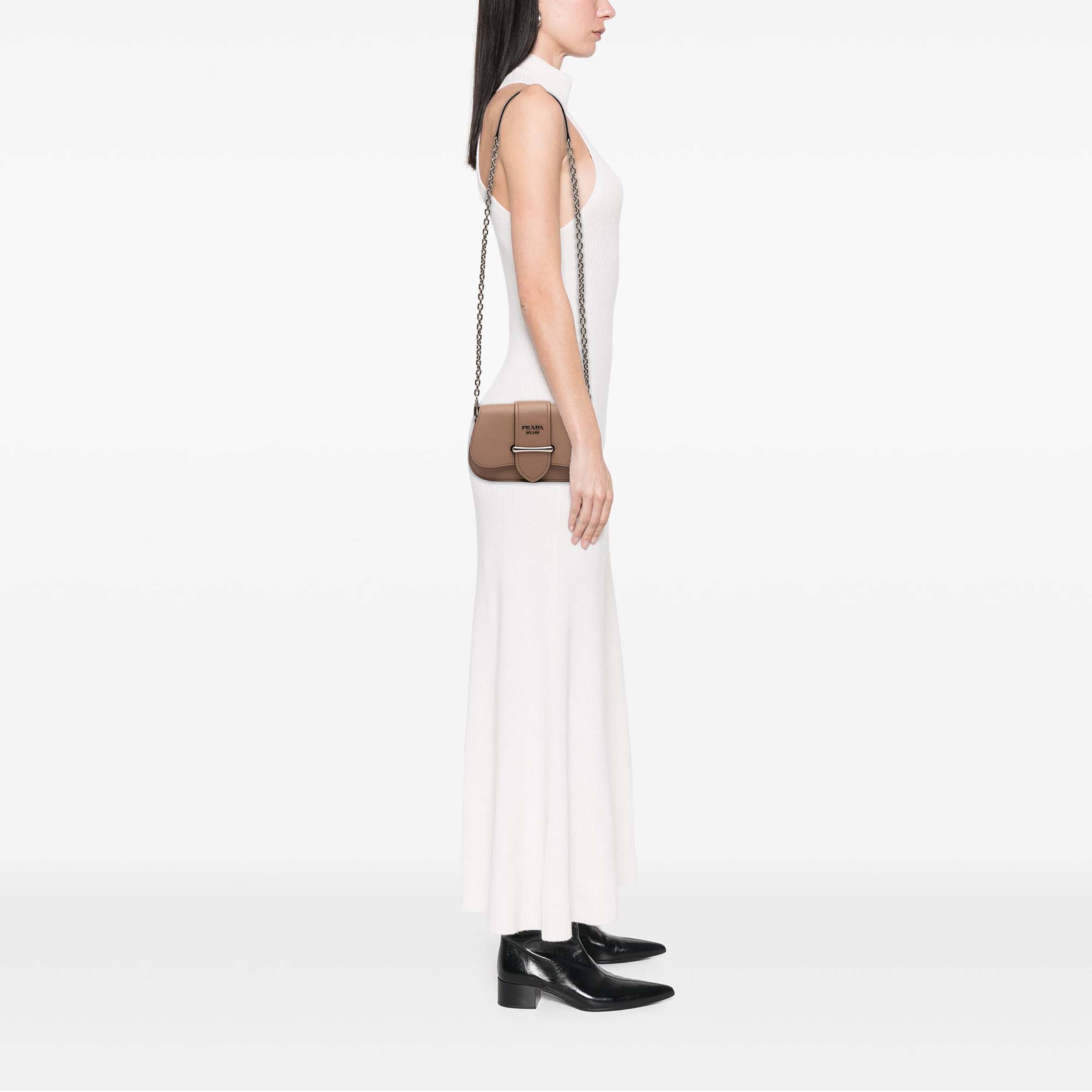 Prada Saffiano And City Calf Sidonie Crossbody, från Luxclusif, i färgen brun. Klicka för att öppna bilden i stort format