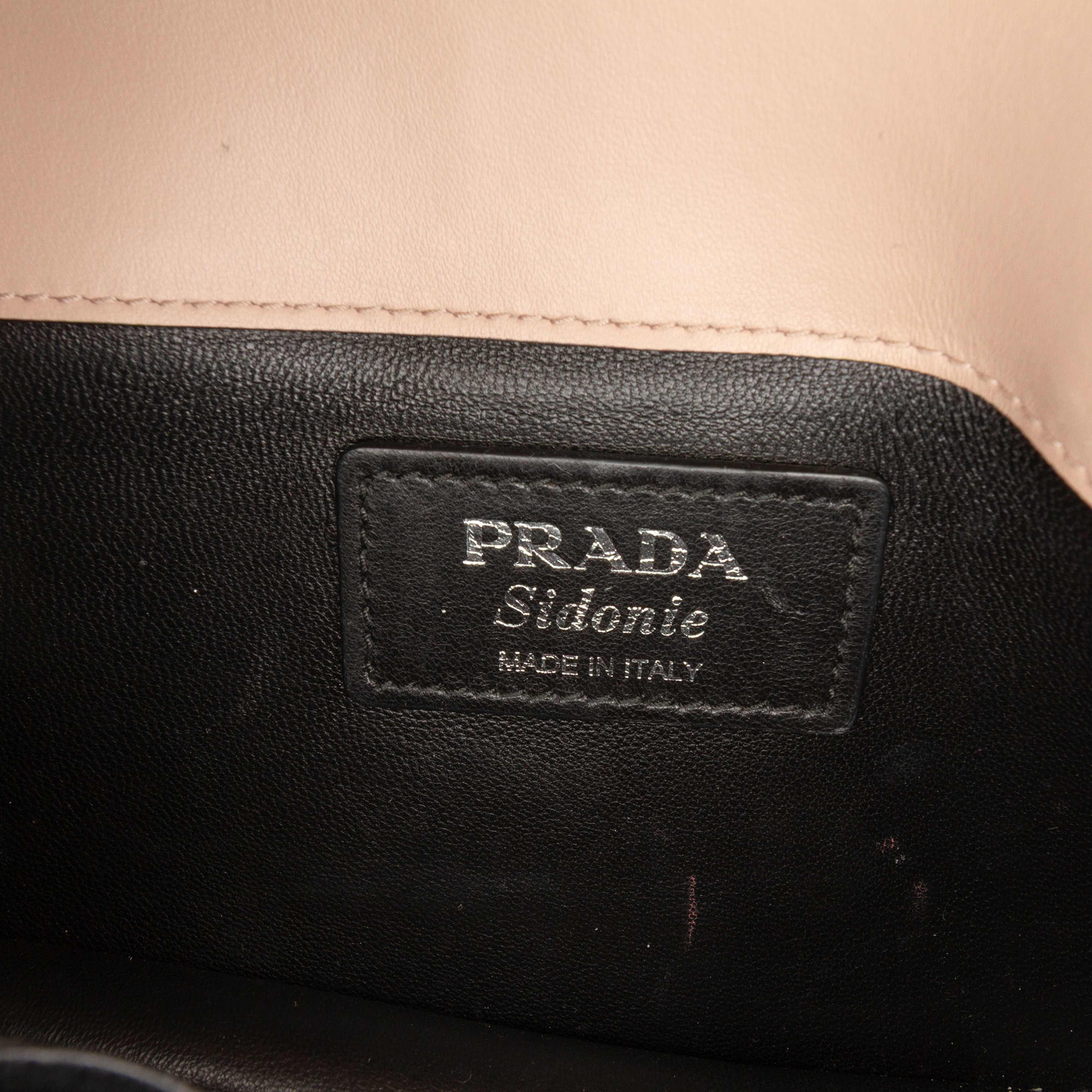 Prada Saffiano And City Calf Sidonie Crossbody, från Luxclusif, i färgen nude. Klicka för att öppna bilden i stort format