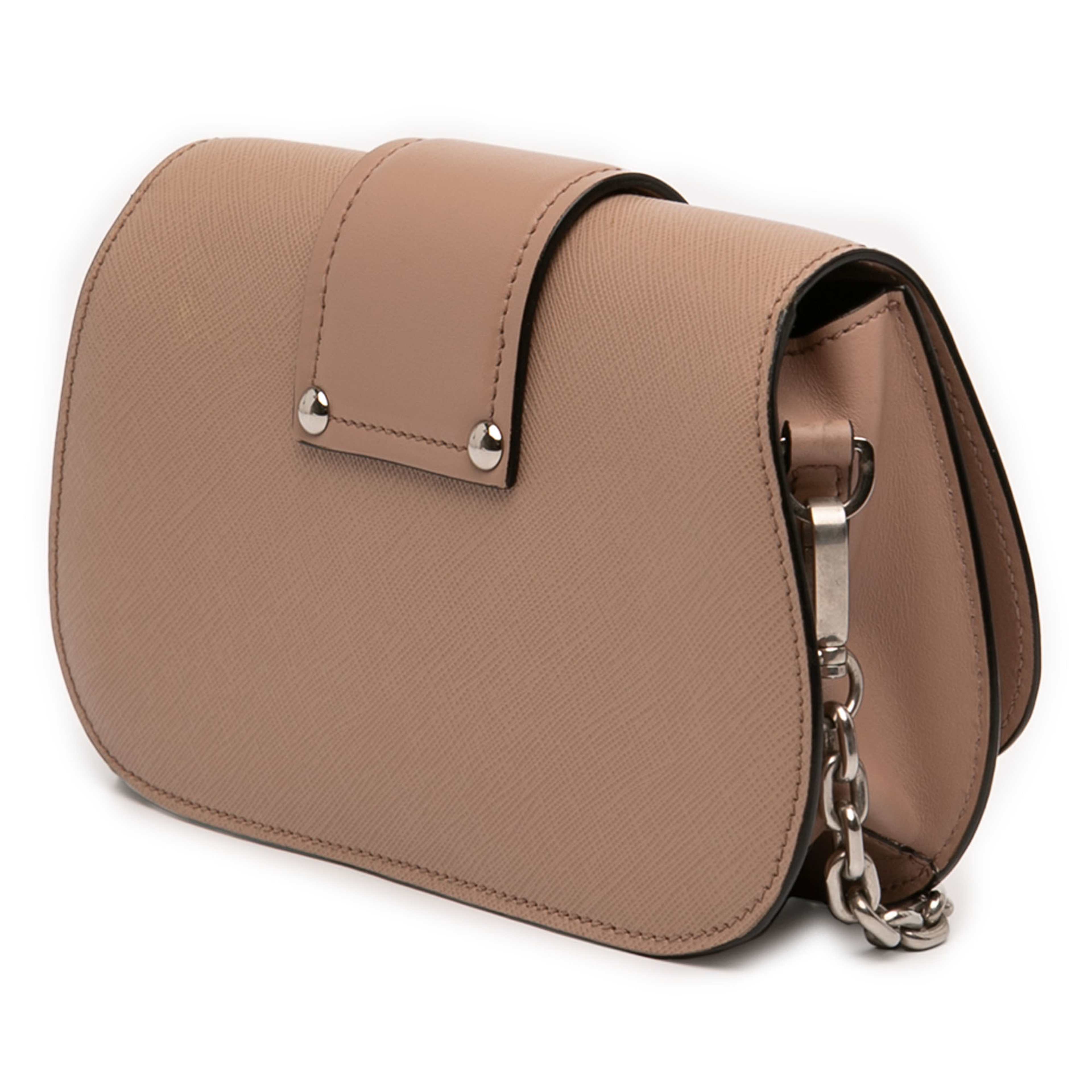 Prada Saffiano And City Calf Sidonie Crossbody, från Luxclusif, i färgen nude. Klicka för att öppna bilden i stort format