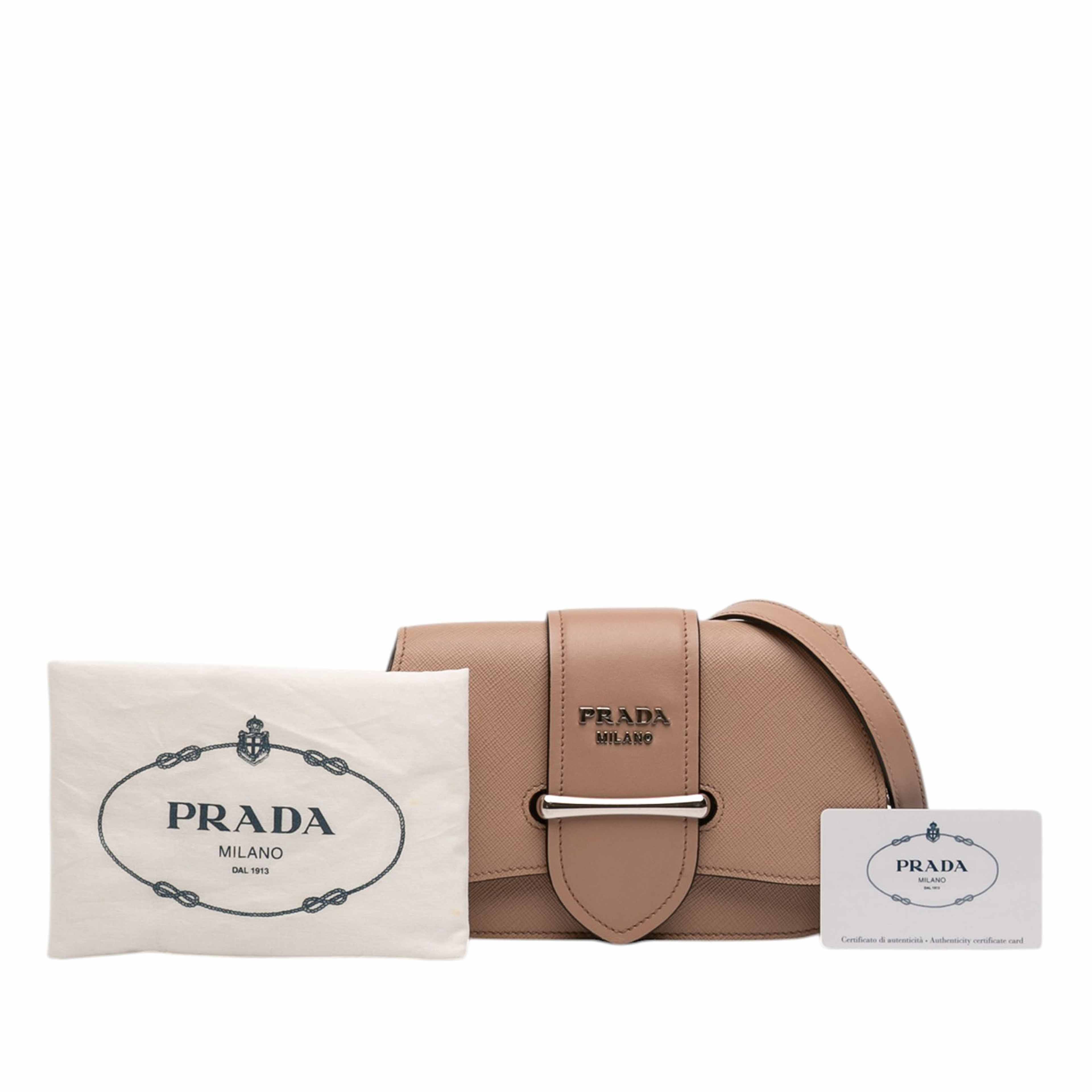 Prada Saffiano And City Calf Sidonie Crossbody, från Luxclusif, i färgen brun. Klicka för att öppna bilden i stort format