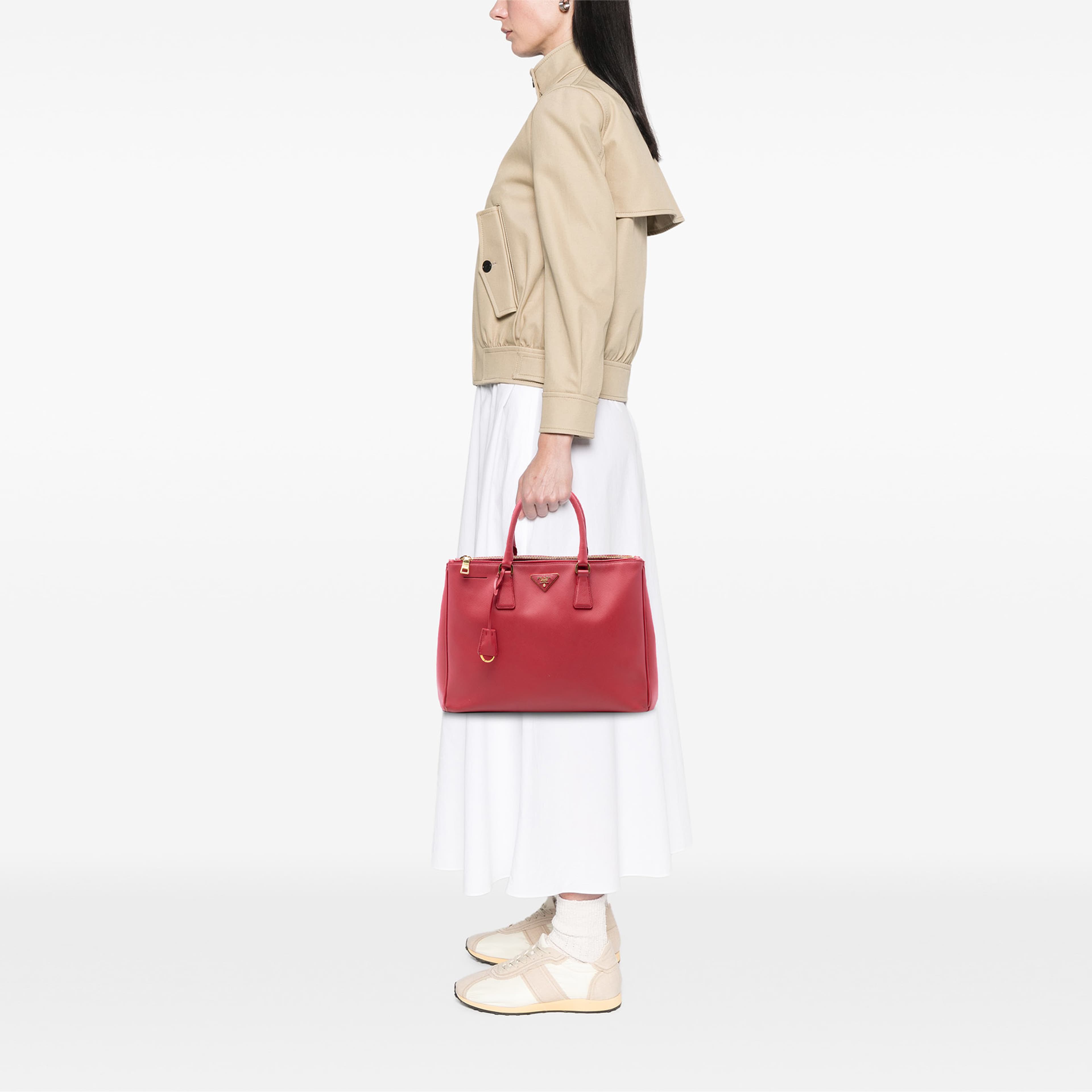 Prada Large Saffiano Lux Galleria Double Zip Satchel, från Luxclusif, i färgen röd. Klicka för att öppna bilden i stort format