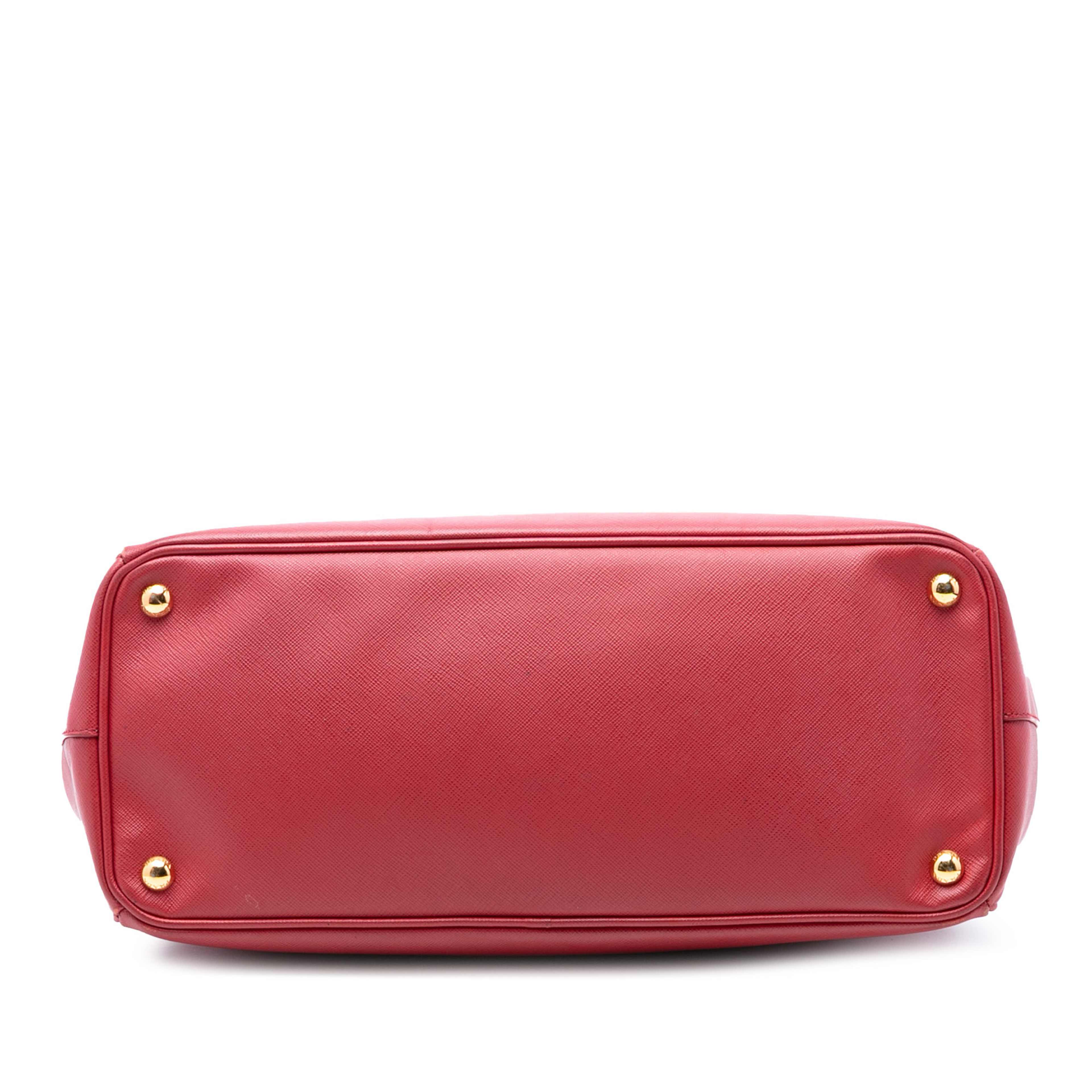 Prada Large Saffiano Lux Galleria Double Zip Satchel, från Luxclusif, i färgen röd. Klicka för att öppna bilden i stort format