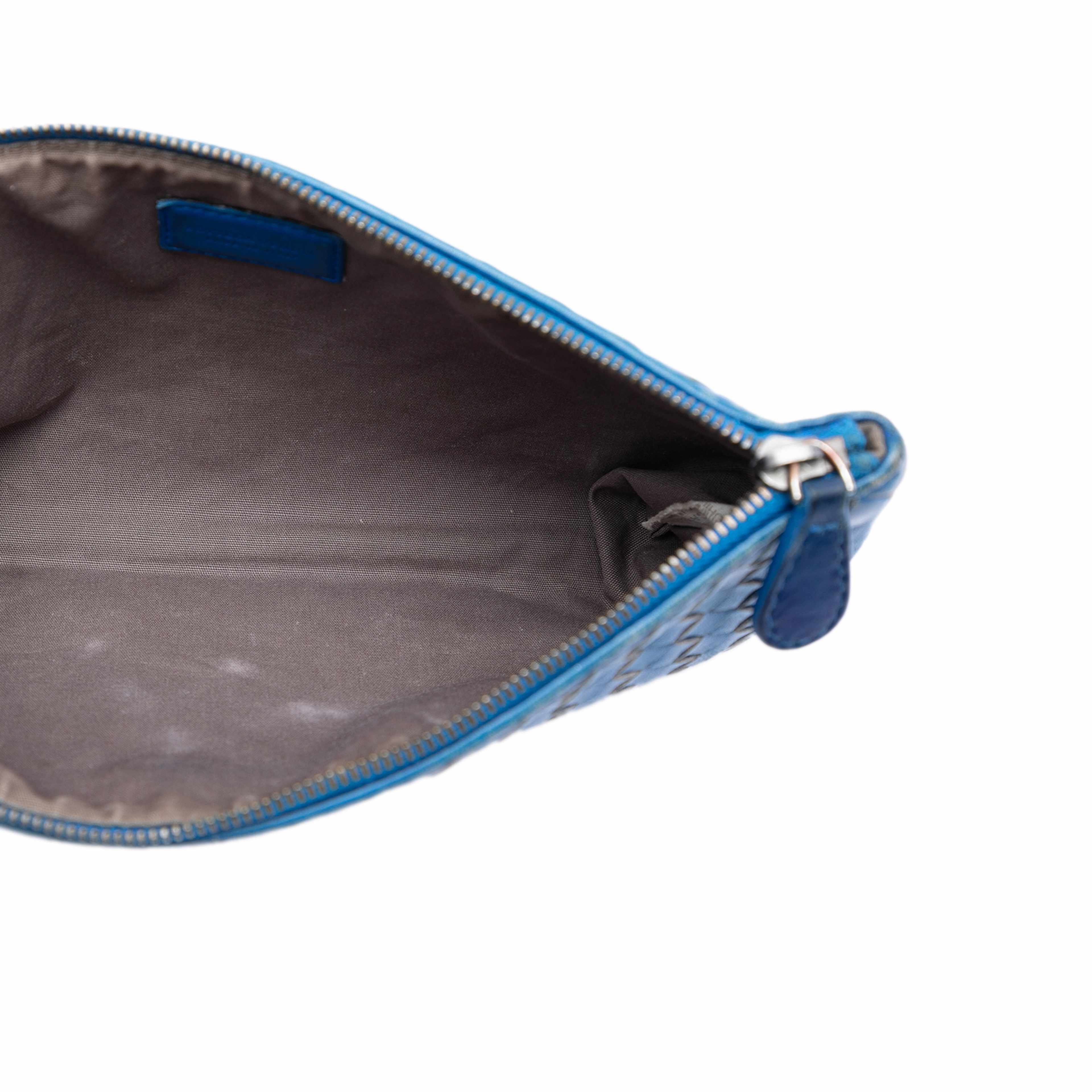 Bottega Veneta Nappa Intrecciato Clutch, från Luxclusif, i färgen blå. Klicka för att öppna bilden i stort format