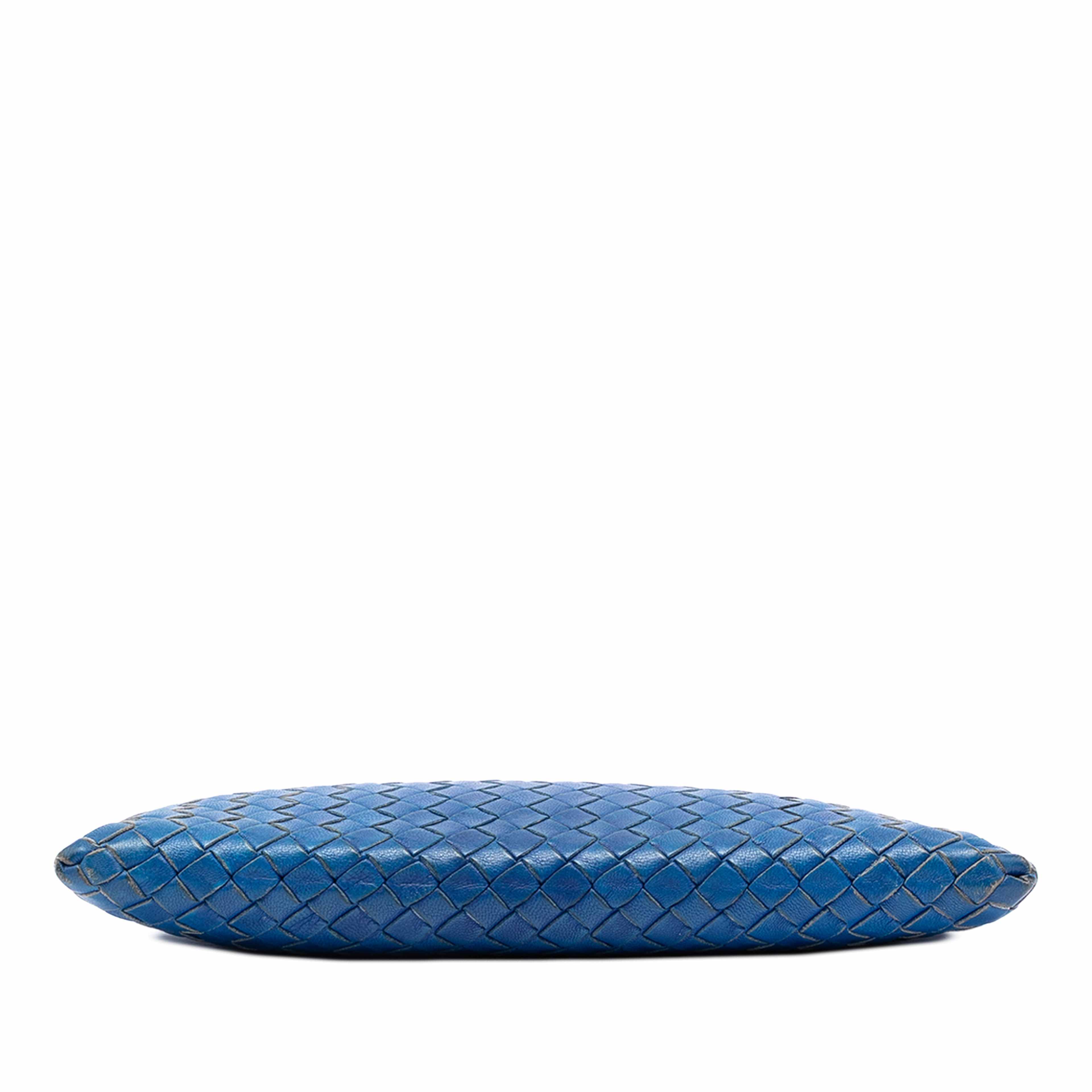 Bottega Veneta Nappa Intrecciato Clutch, från Luxclusif, i färgen blå. Klicka för att öppna bilden i stort format