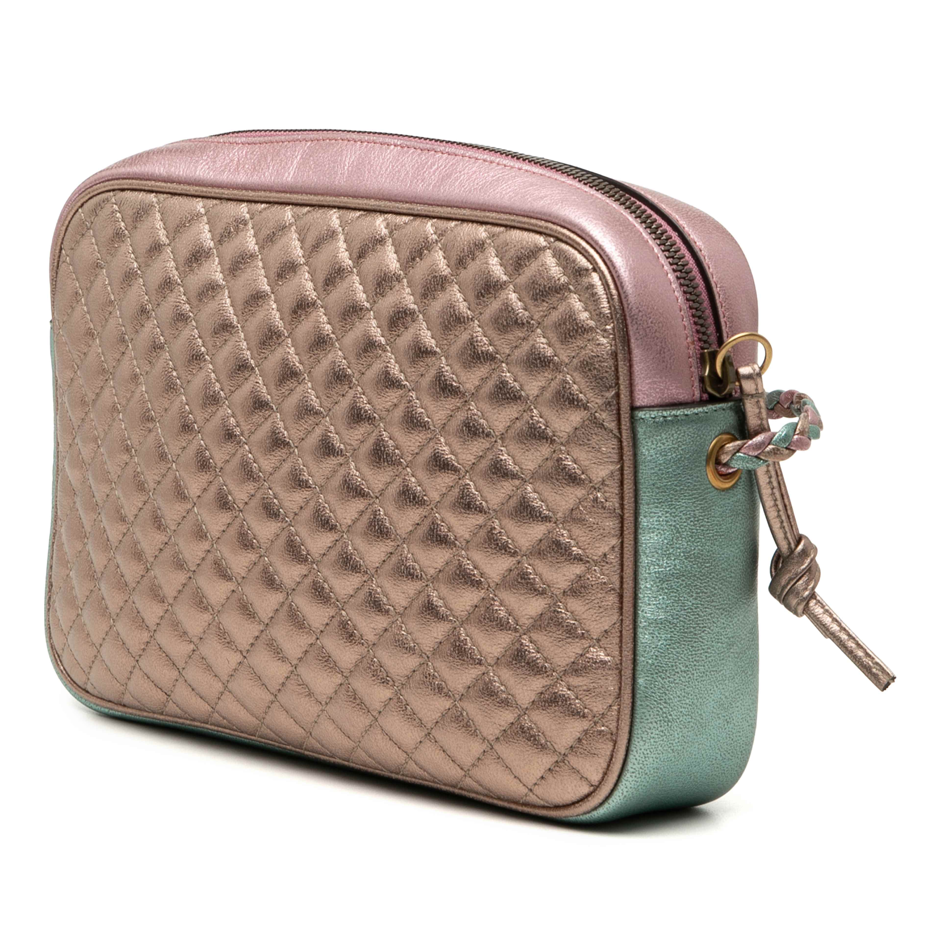 Gucci Laminated Nappa Trapuntata Crossbody, från Luxclusif, i färgen light green. Klicka för att öppna bilden i stort format