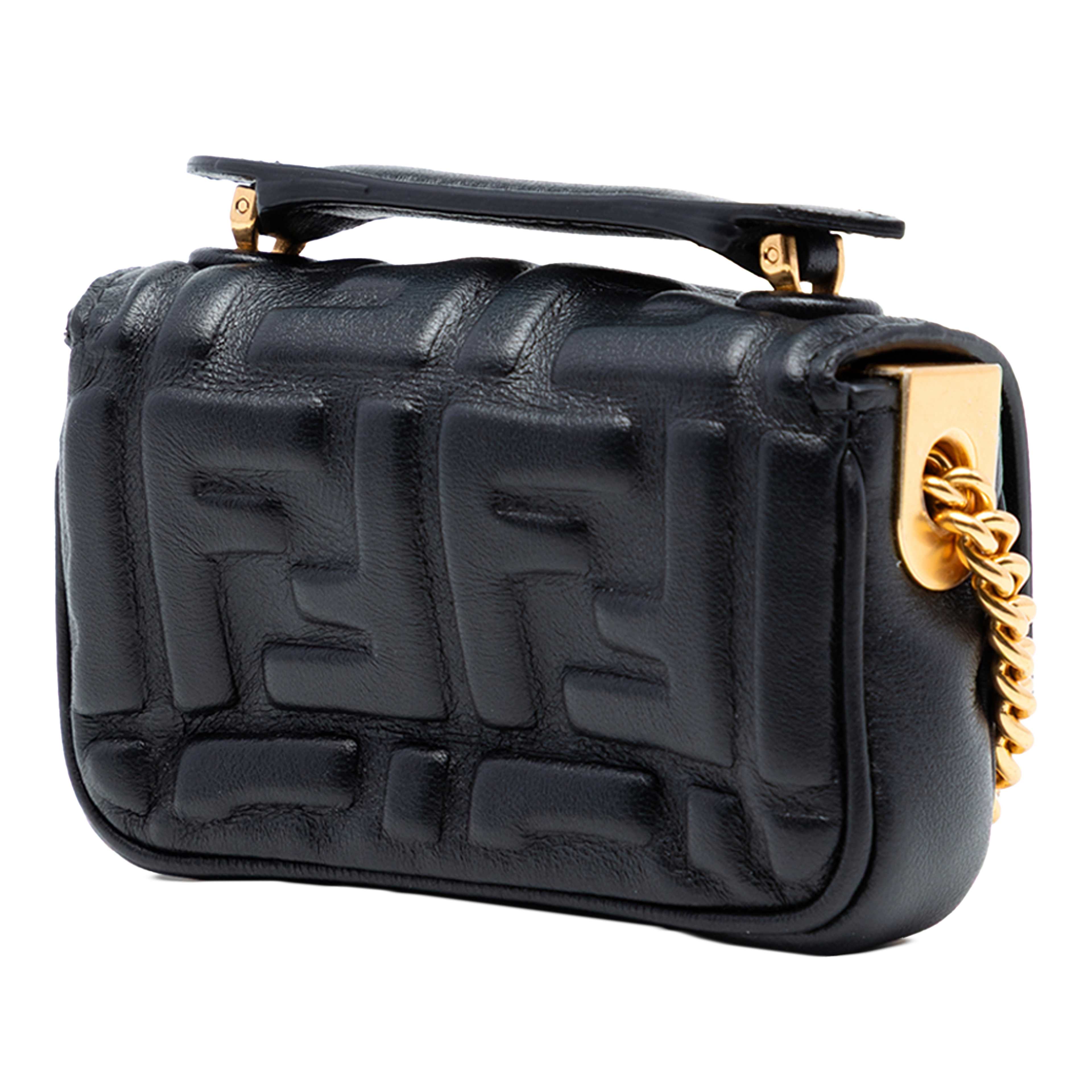 Fendi Nano Zucca Embossed Leather Baguette Chain Bag, från Luxclusif, i färgen black. Klicka för att öppna bilden i stort format