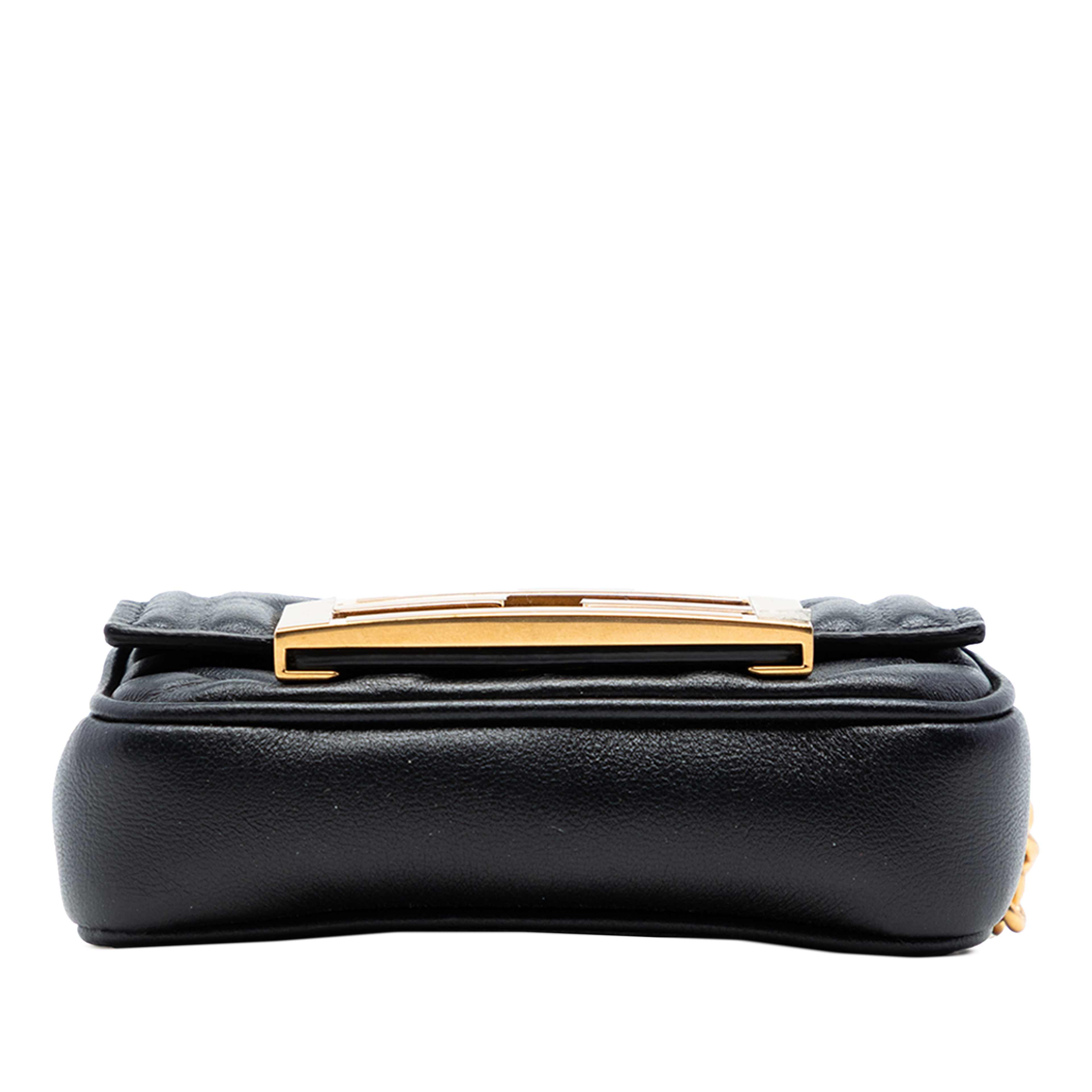 Fendi Nano Zucca Embossed Leather Baguette Chain Bag, från Luxclusif, i färgen black. Klicka för att öppna bilden i stort format