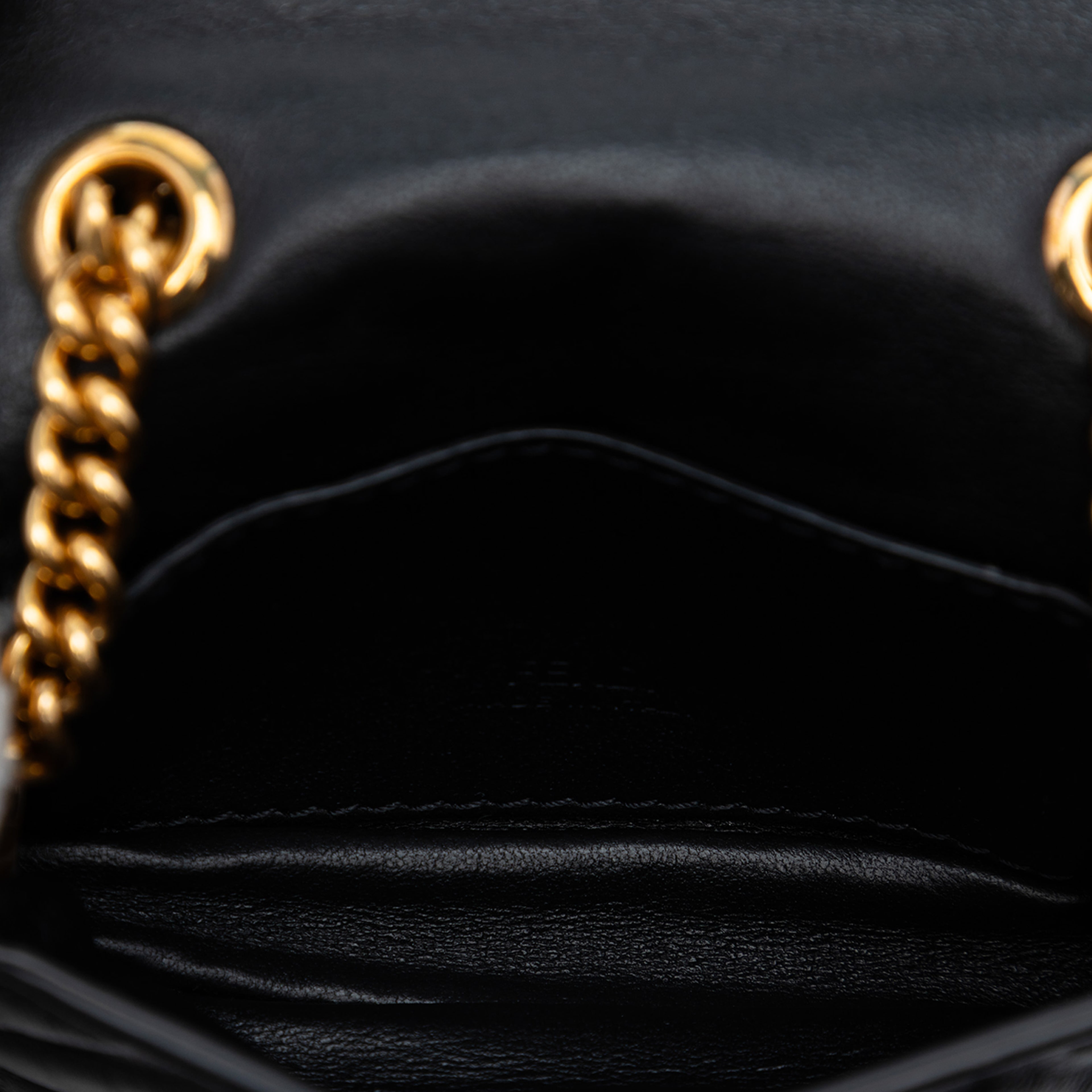 Fendi Nano Zucca Embossed Leather Baguette Chain Bag, från Luxclusif, i färgen black. Klicka för att öppna bilden i stort format