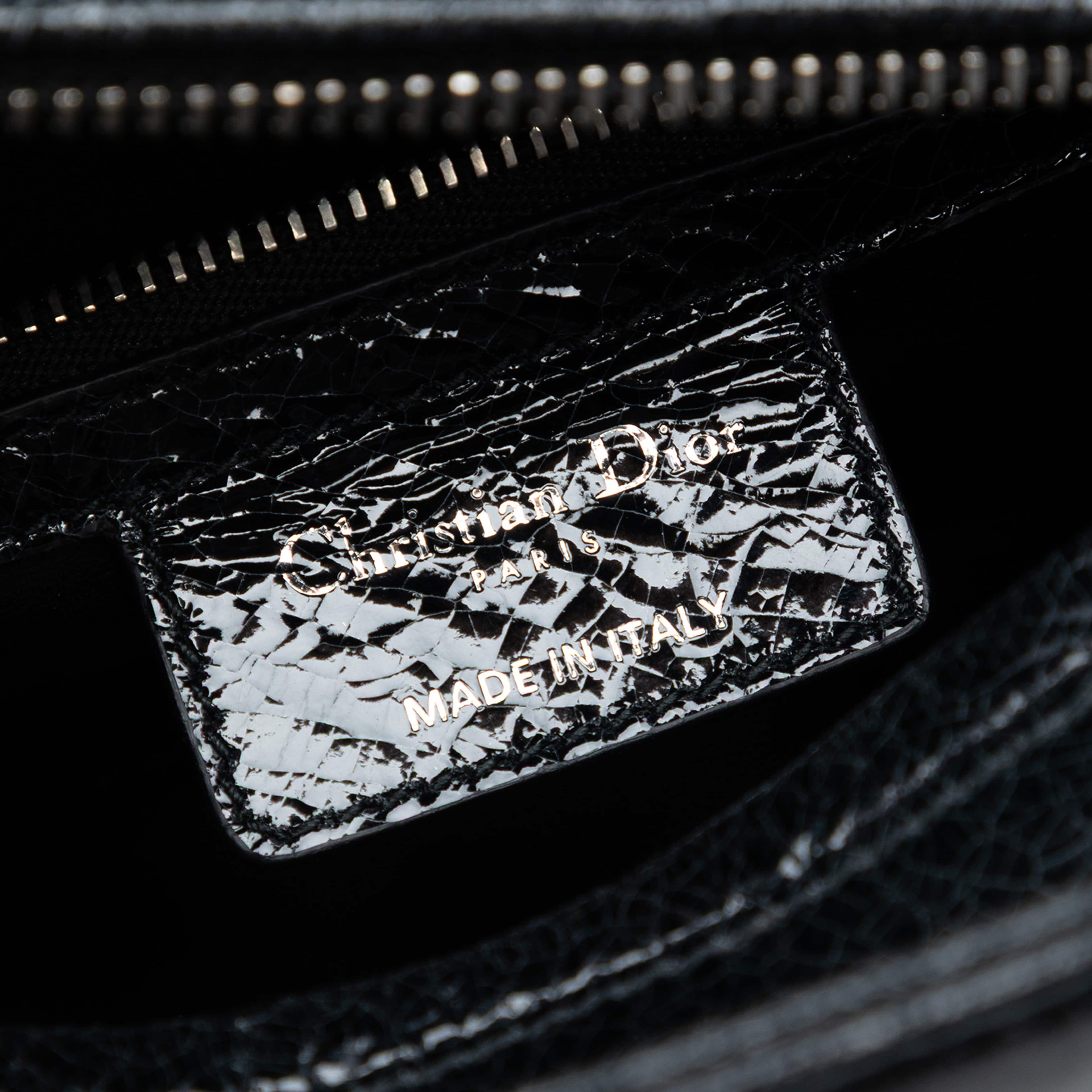 Dior Medium Ceramic Effect Deerskin Jeweled Swan Lady Dior, från Luxclusif, i färgen black. Klicka för att öppna bilden i stort format