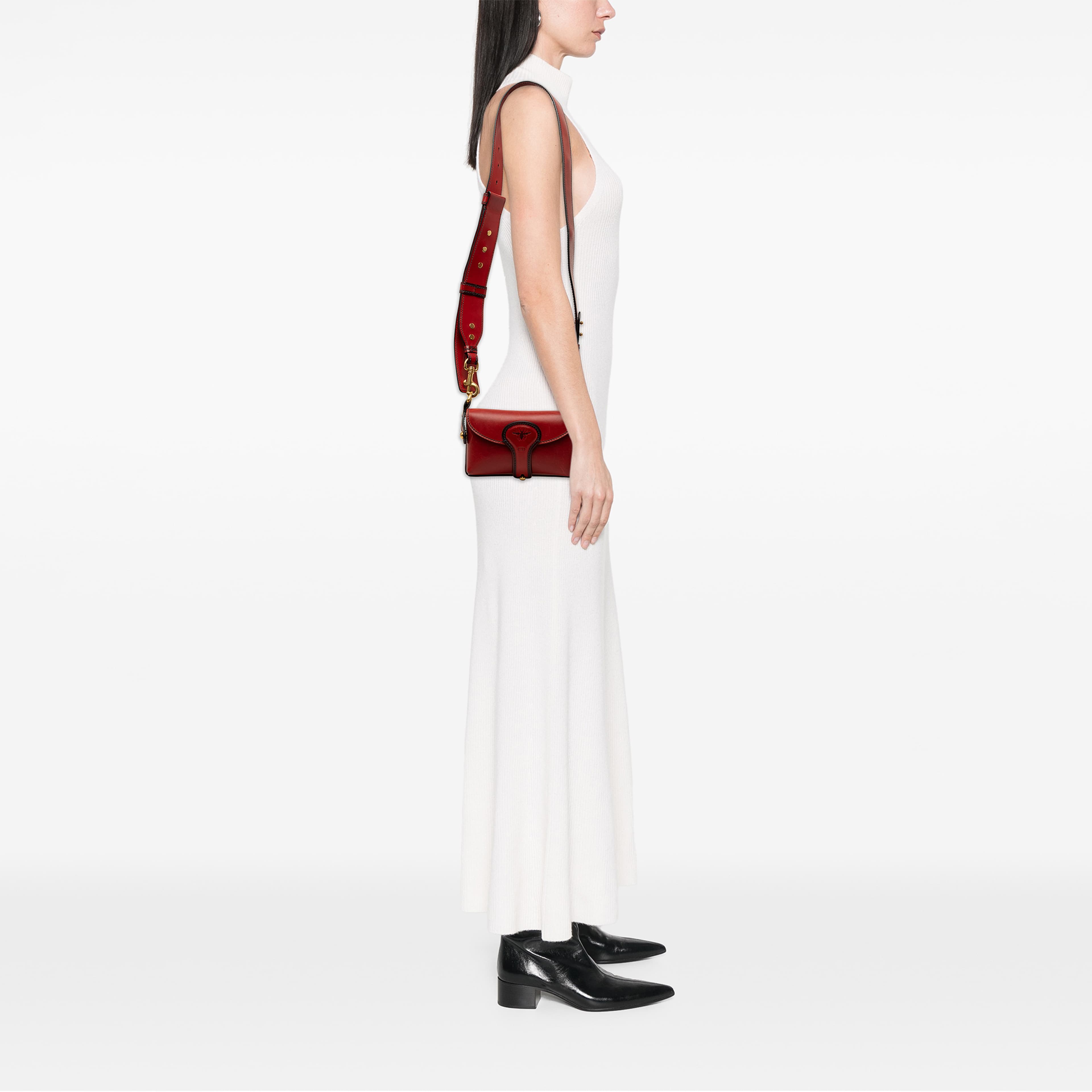 Dior Mini Leather D Bee Saddle Bag, från Luxclusif, i färgen röd. Klicka för att öppna bilden i stort format