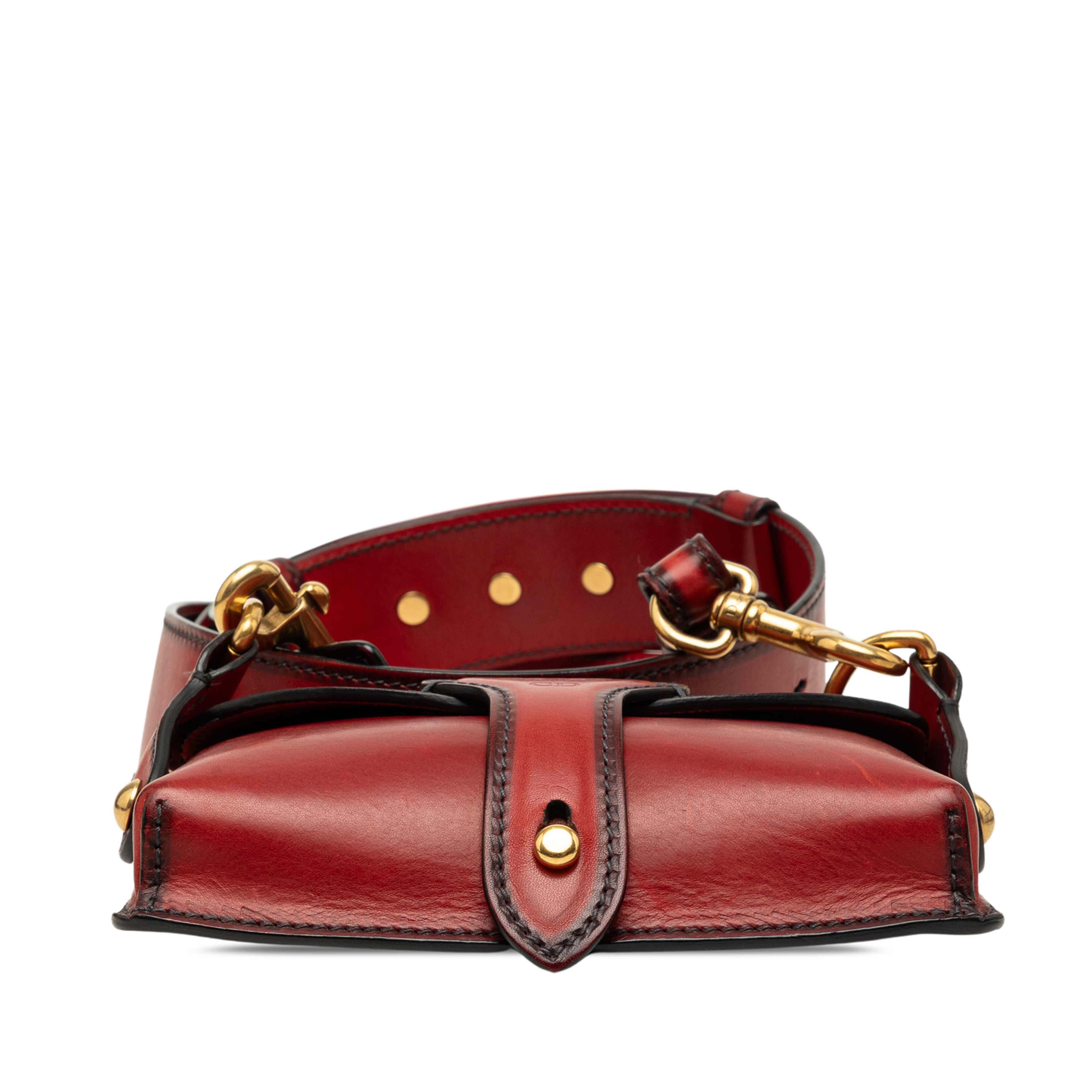Dior Mini Leather D Bee Saddle Bag, från Luxclusif, i färgen röd. Klicka för att öppna bilden i stort format