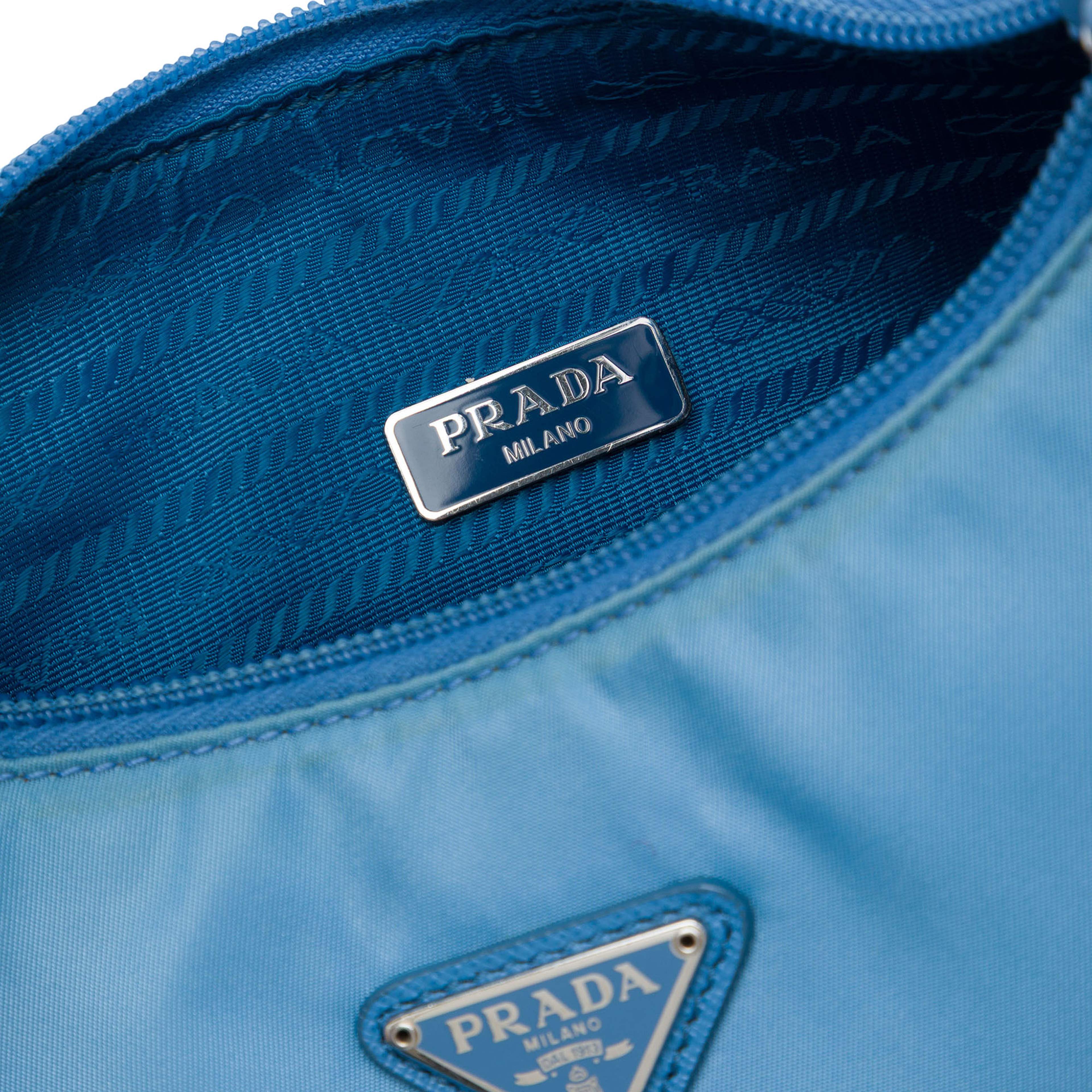Prada Mini Tessuto Re Edition 2000 Shoulder Bag, från Luxclusif, i färgen blå. Klicka för att öppna bilden i stort format