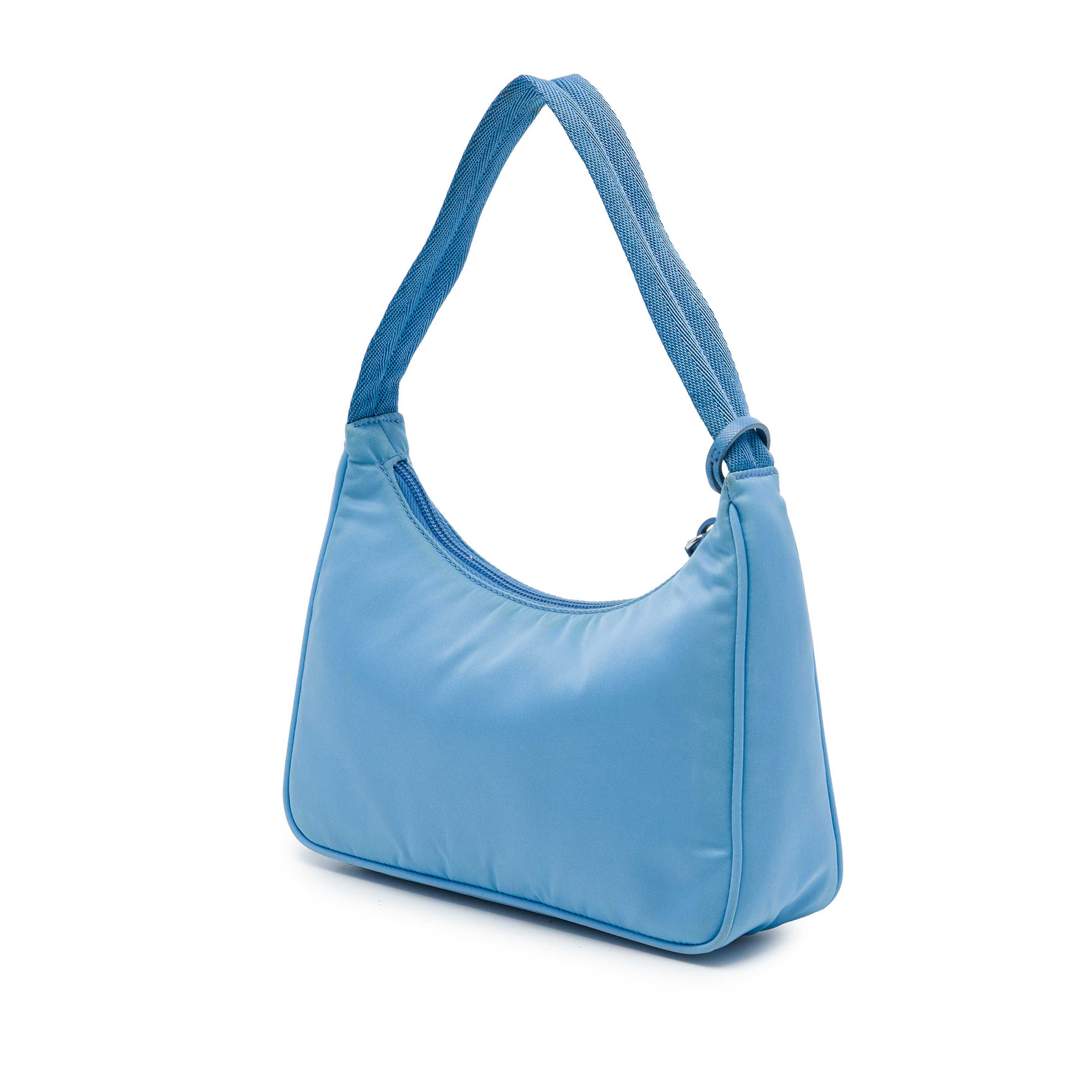 Prada Mini Tessuto Re Edition 2000 Shoulder Bag, från Luxclusif, i färgen blå. Klicka för att öppna bilden i stort format