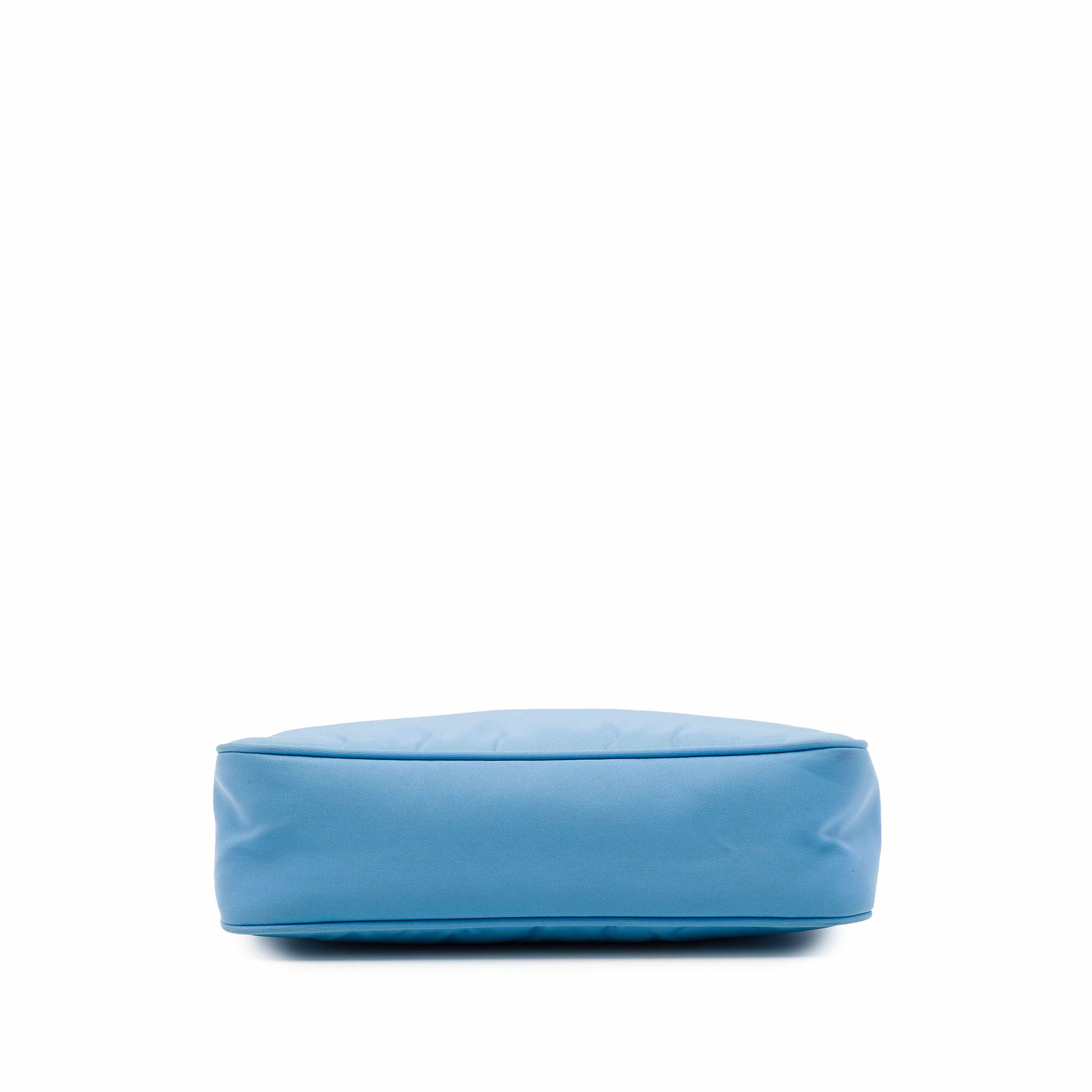 Prada Mini Tessuto Re Edition 2000 Shoulder Bag, från Luxclusif, i färgen blå. Klicka för att öppna bilden i stort format