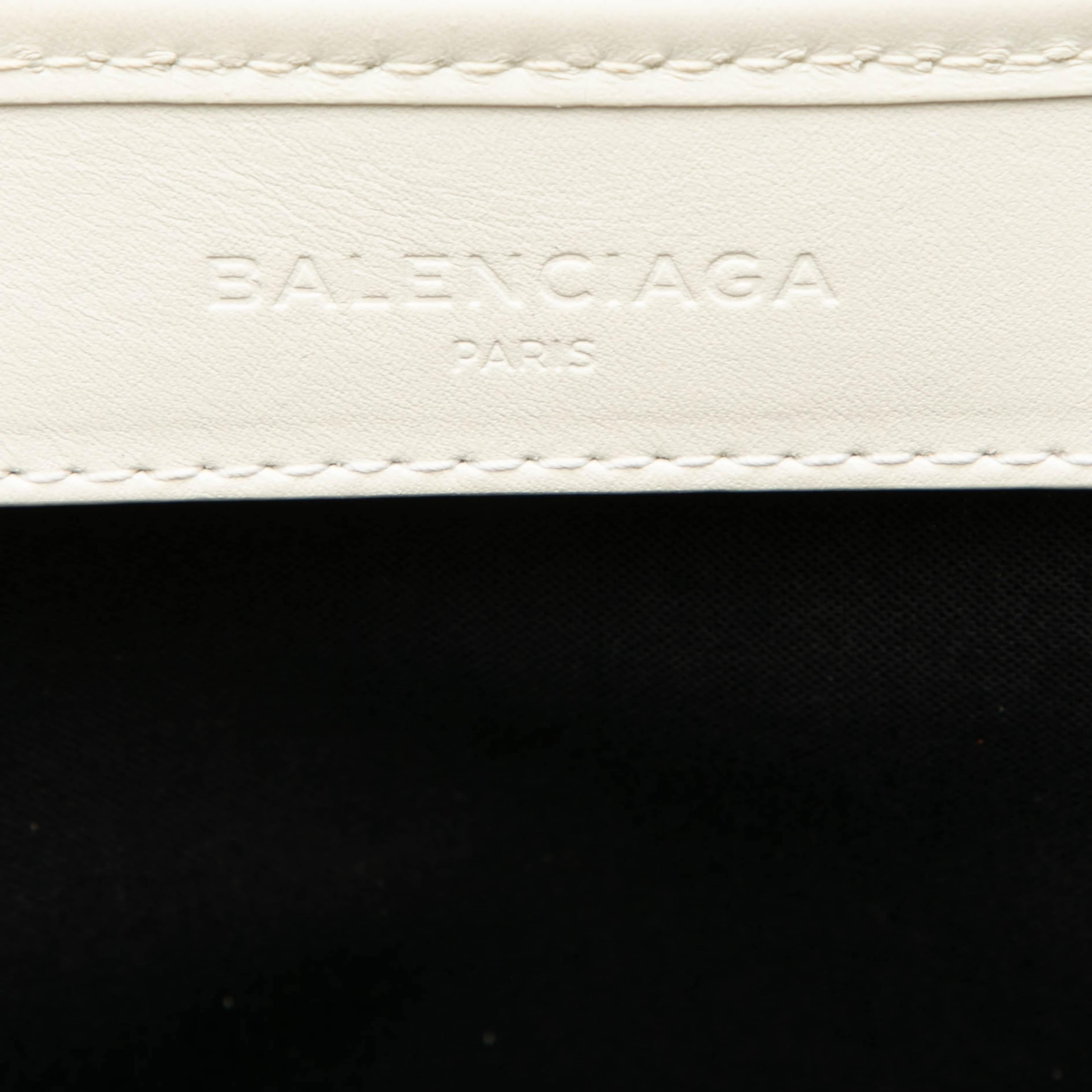 Celine Canvas Navy Cabas Tote S, från Luxclusif, i färgen beige. Klicka för att öppna bilden i stort format