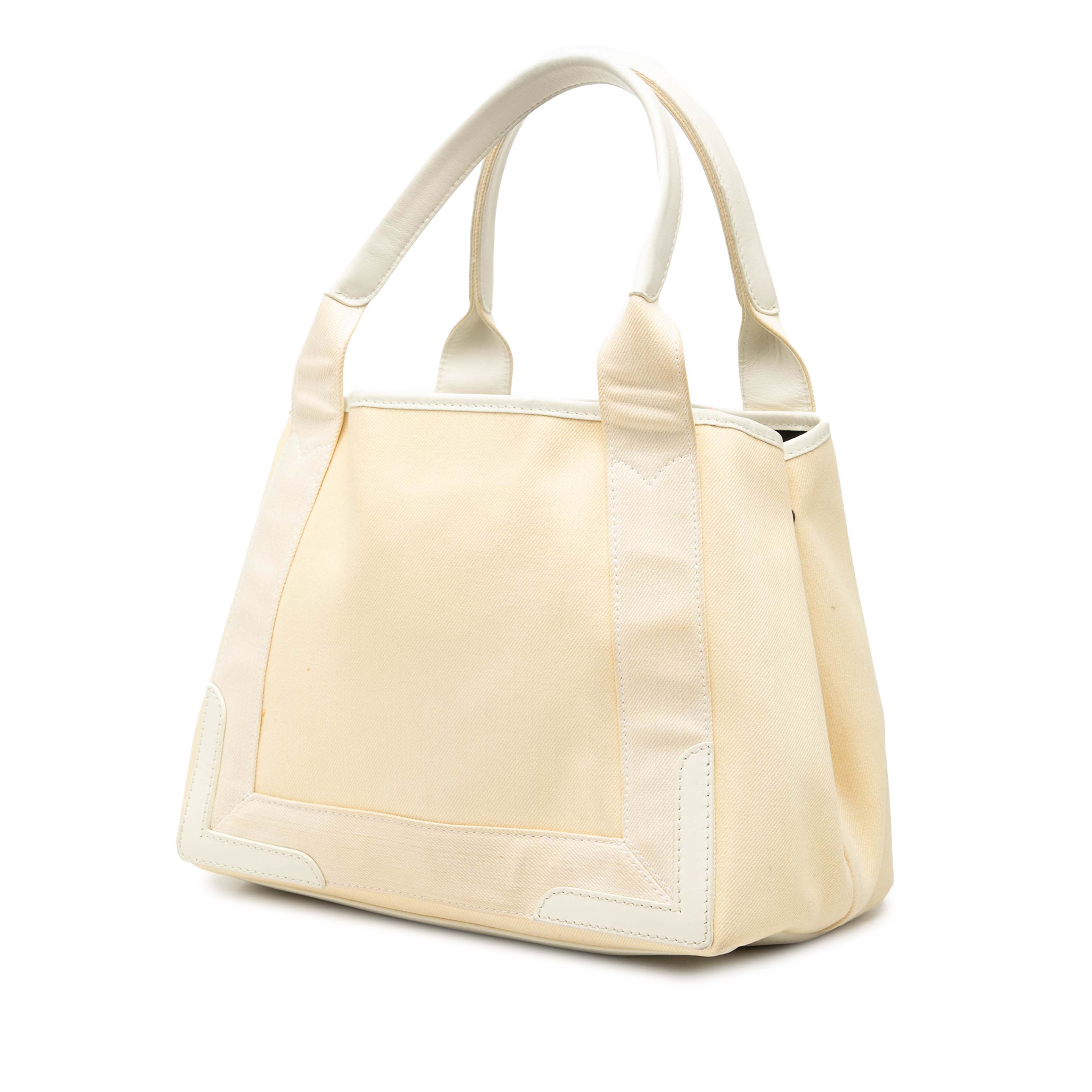 Celine Canvas Navy Cabas Tote S, från Luxclusif, i färgen beige. Klicka för att öppna bilden i stort format