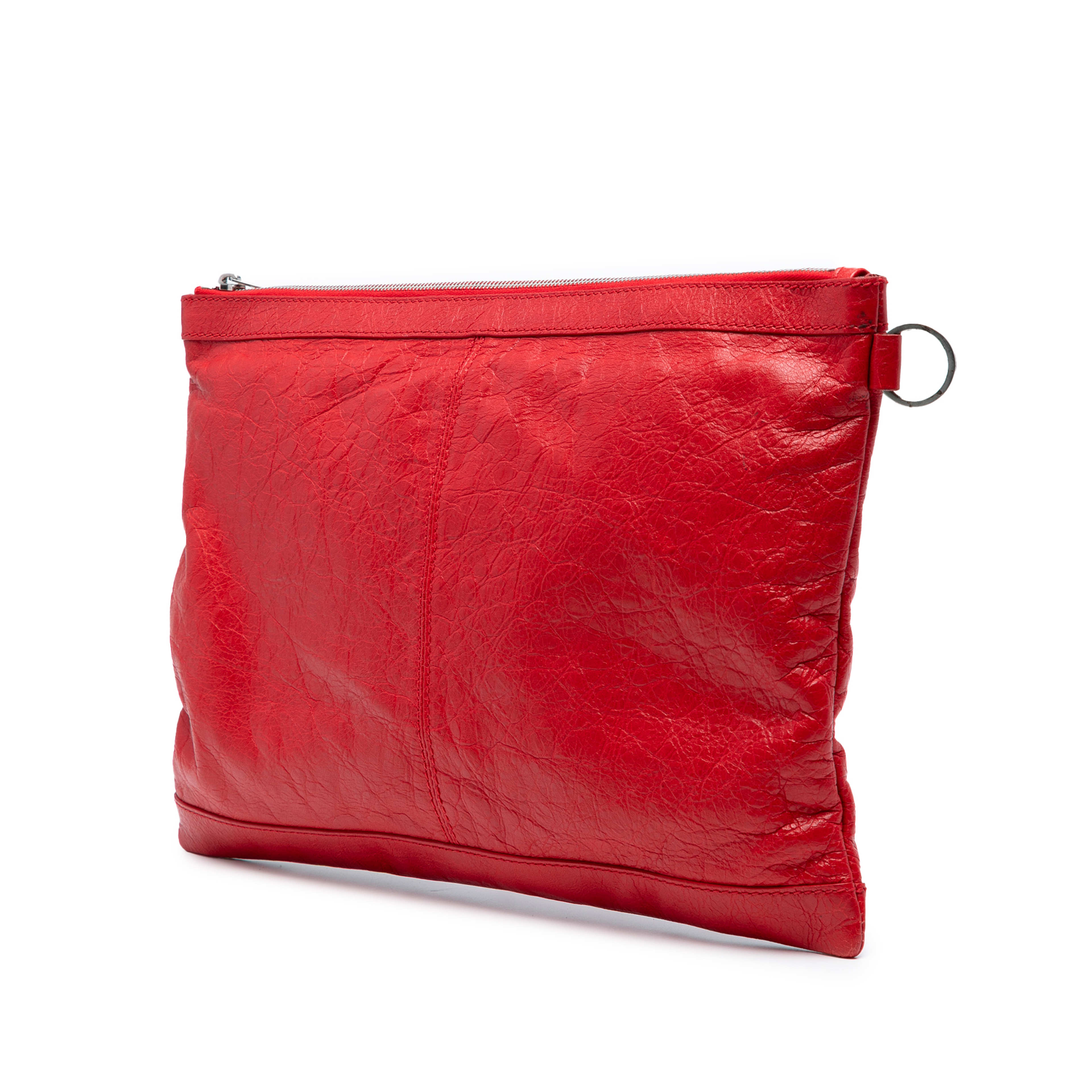 Balenciaga Lambskin Motocross Classic Clip L Clutch, från Luxclusif, i färgen red. Klicka för att öppna bilden i stort format
