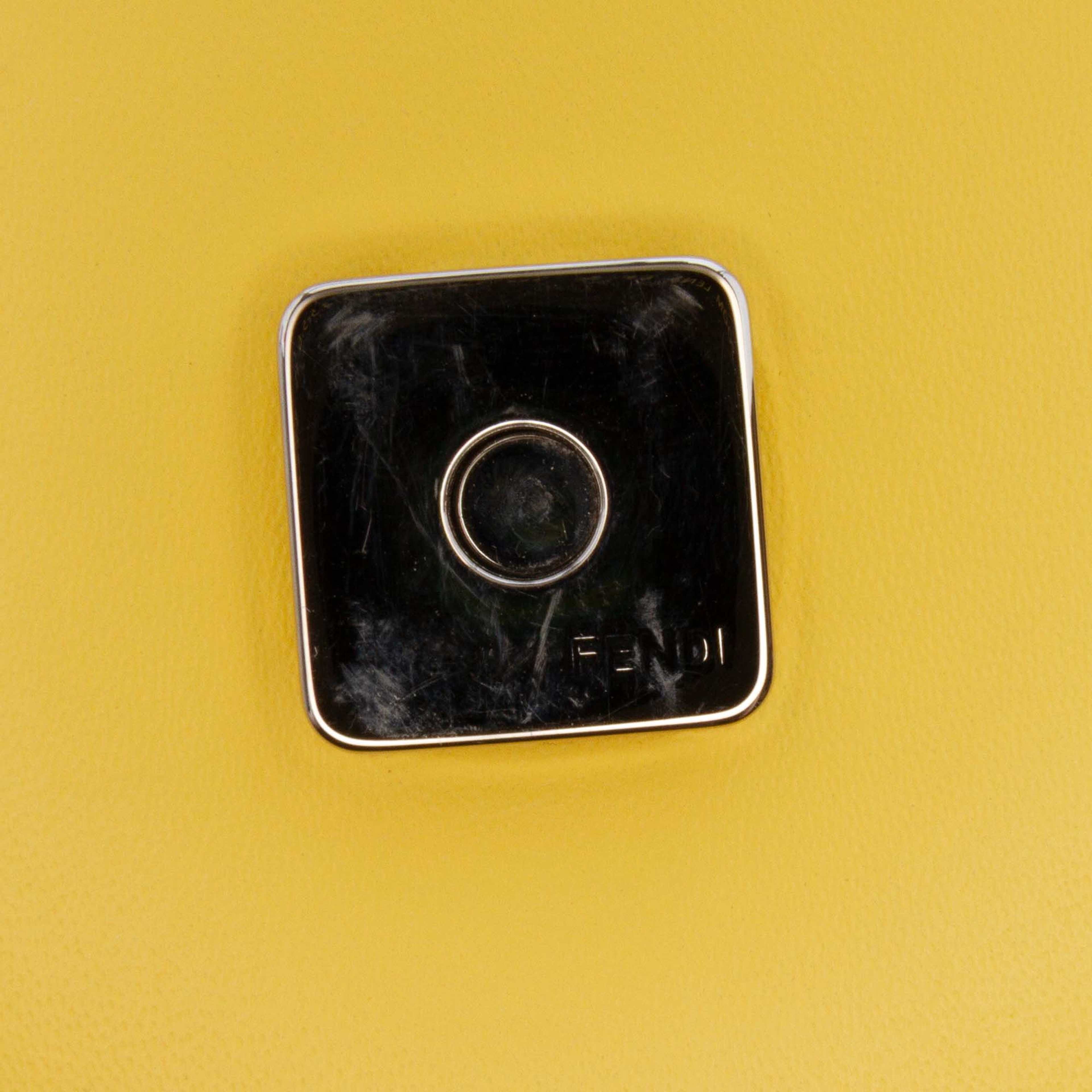 Fendi Mini Leather Cookie Hobo, från Luxclusif, i färgen yellow. Klicka för att öppna bilden i stort format