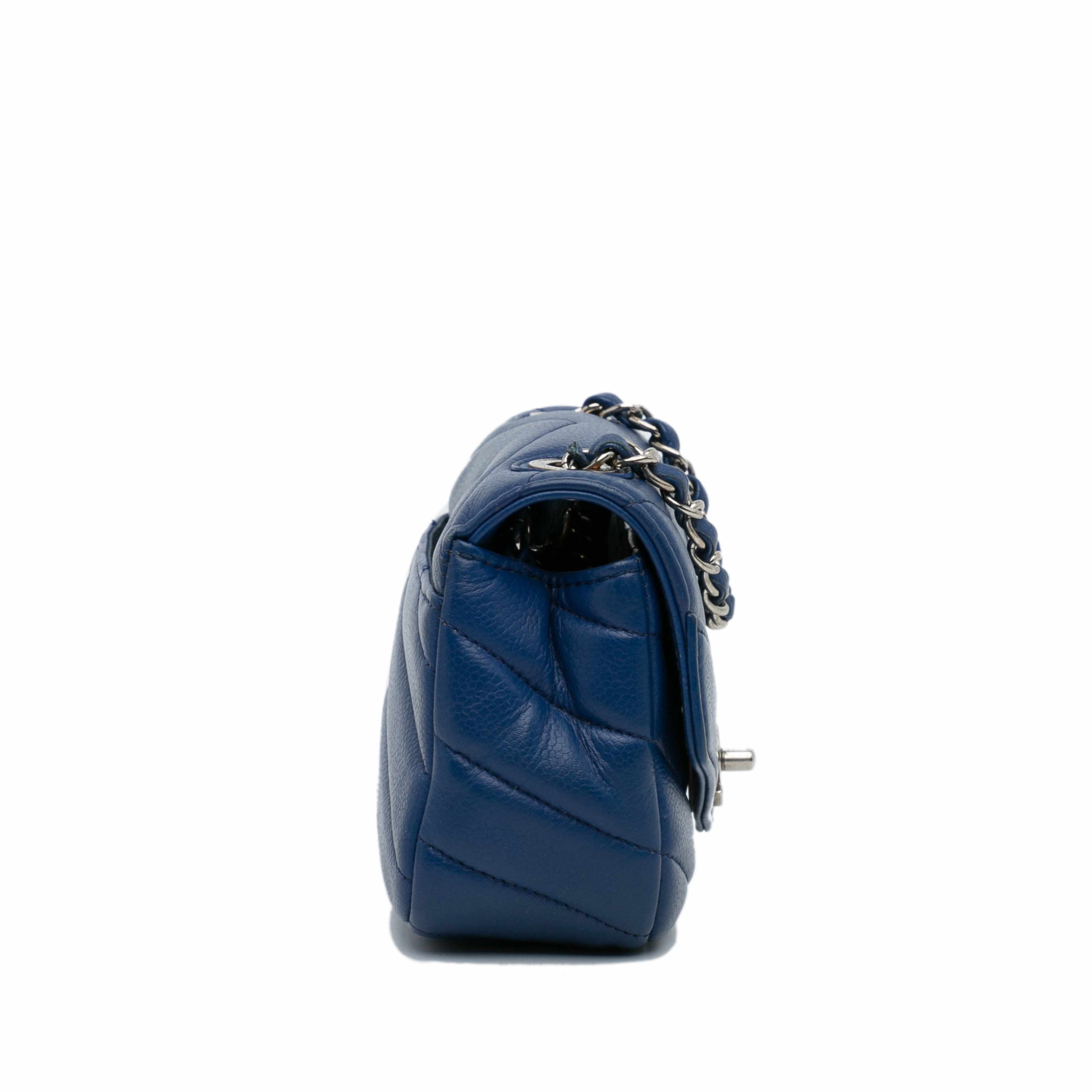 Chanel Mini Caviar Chevron Data Center Envelope Flap Bag, från Luxclusif, i färgen dark blue.